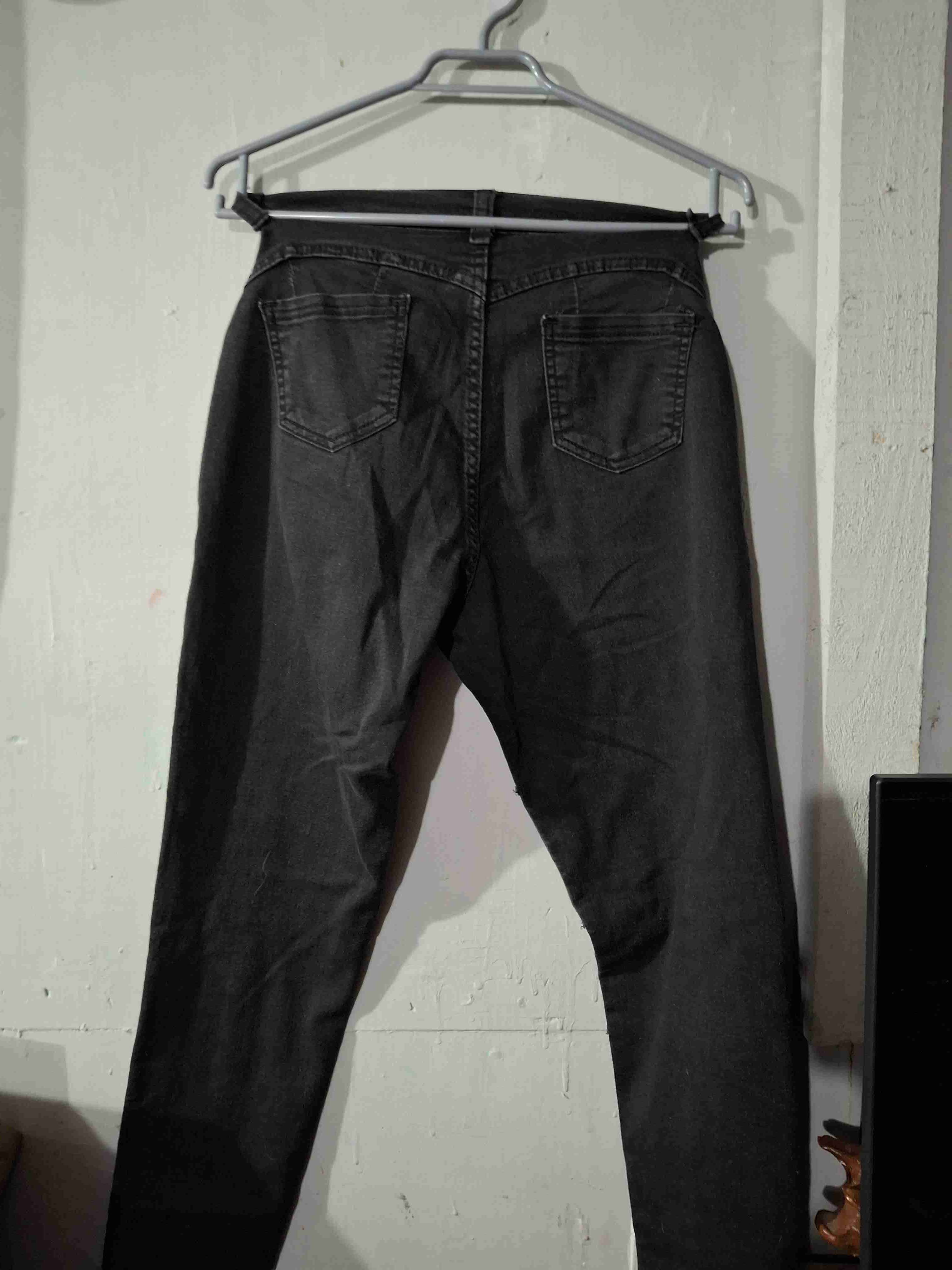 Jeans negros con diseño desgastado - miniatura 2