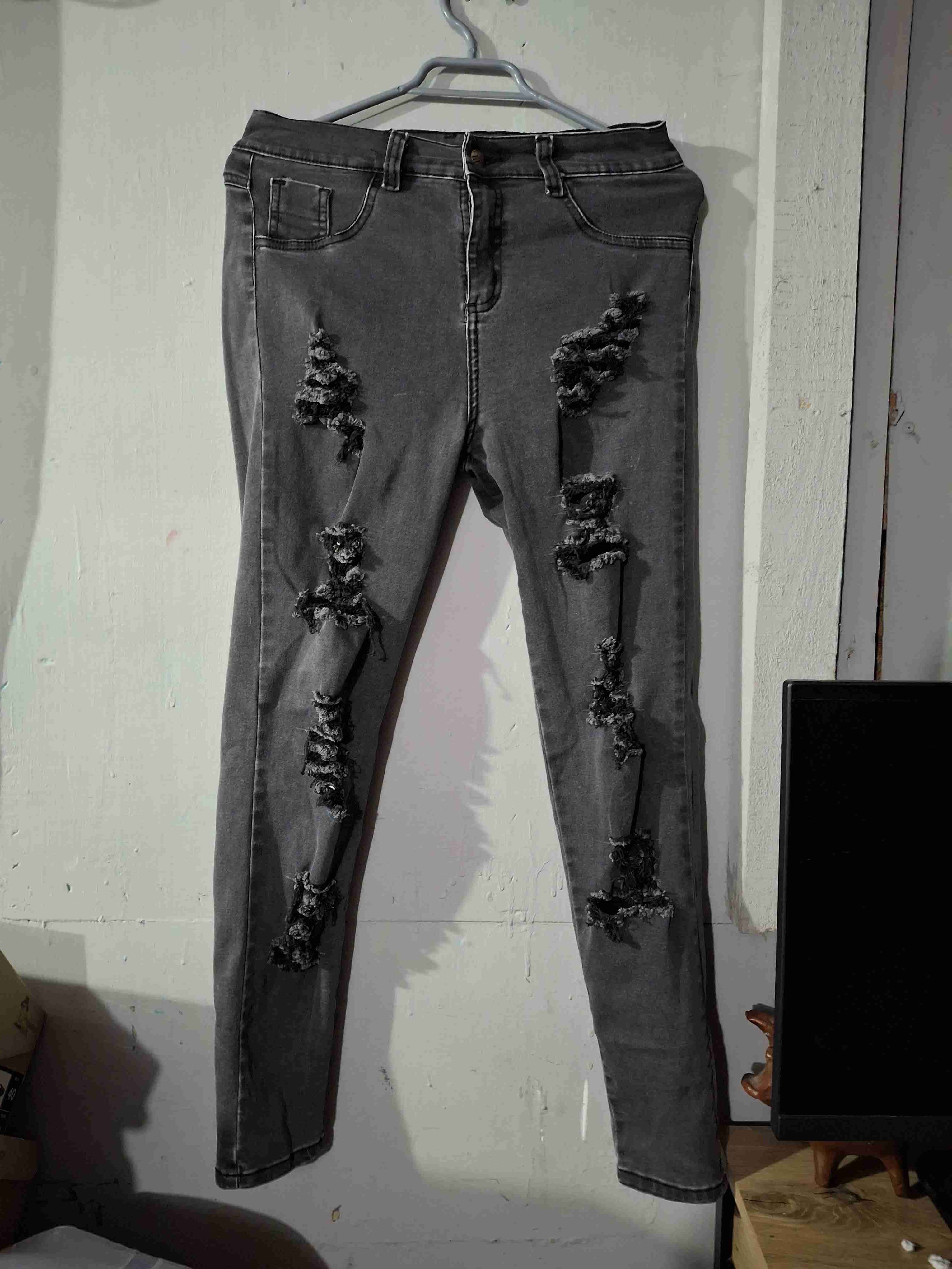Jeans negros con diseño desgastado - miniatura 3