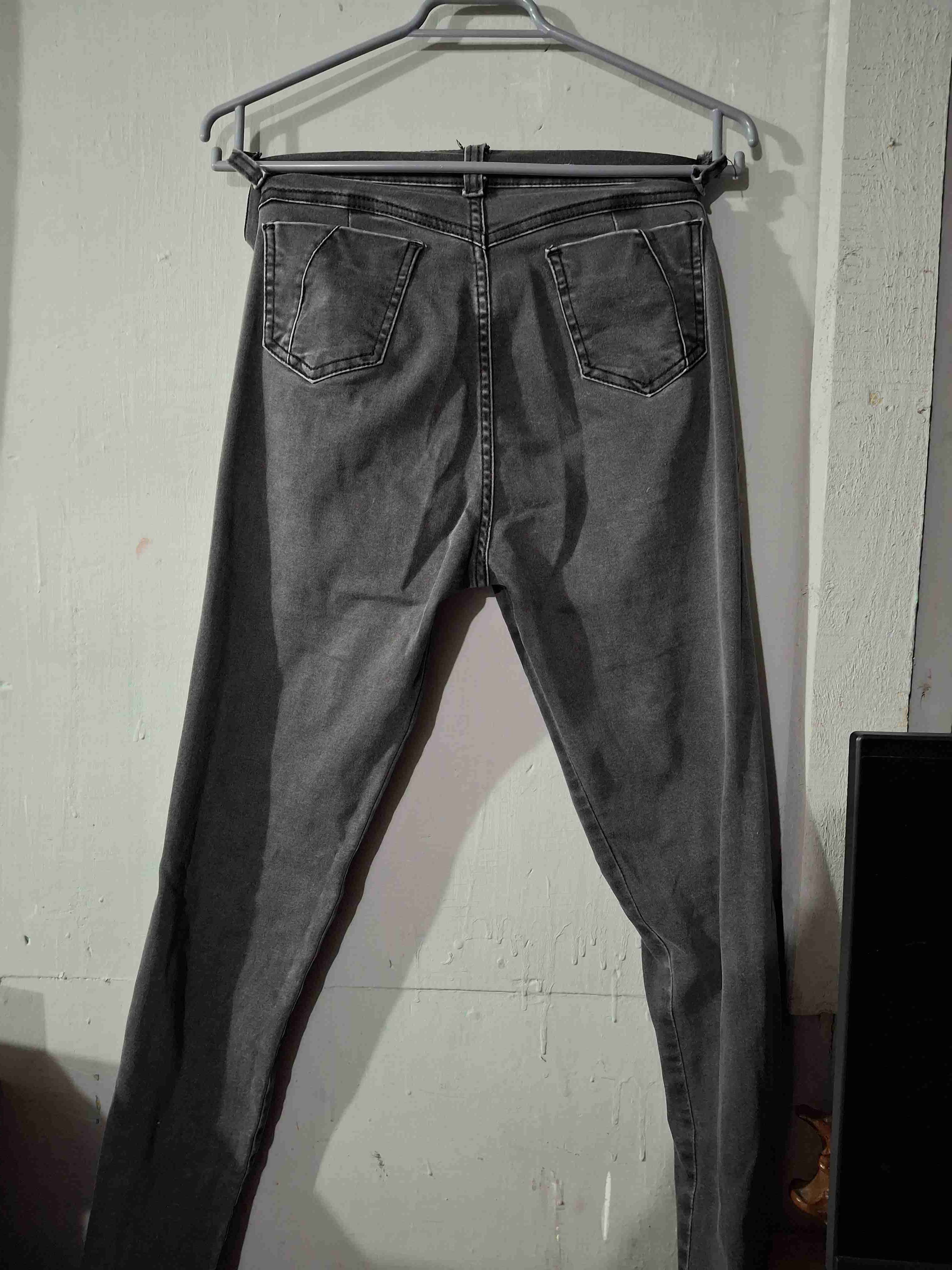 Jeans negros con diseño desgastado - miniatura 4