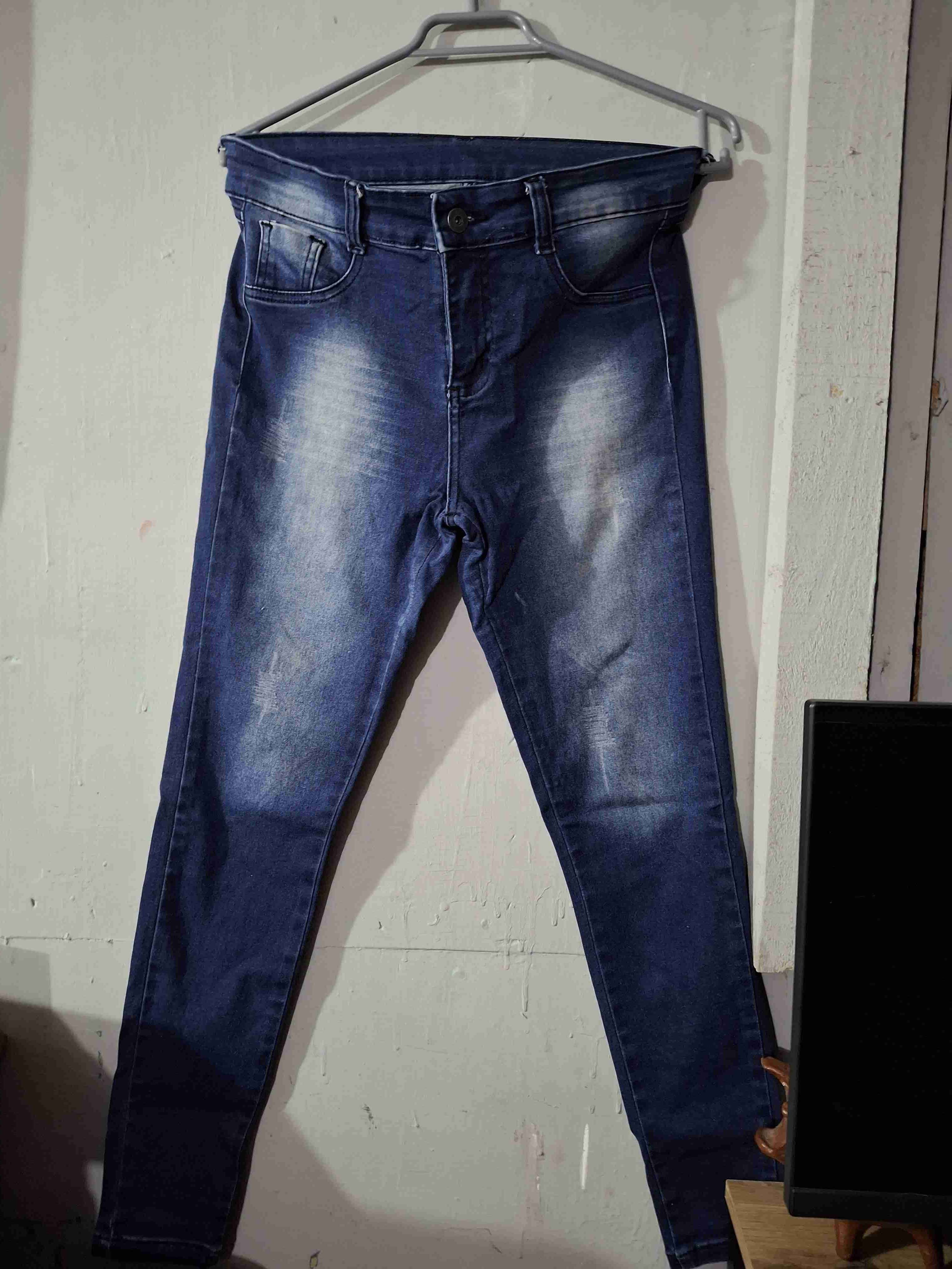 Jeans negros con diseño desgastado - miniatura 5