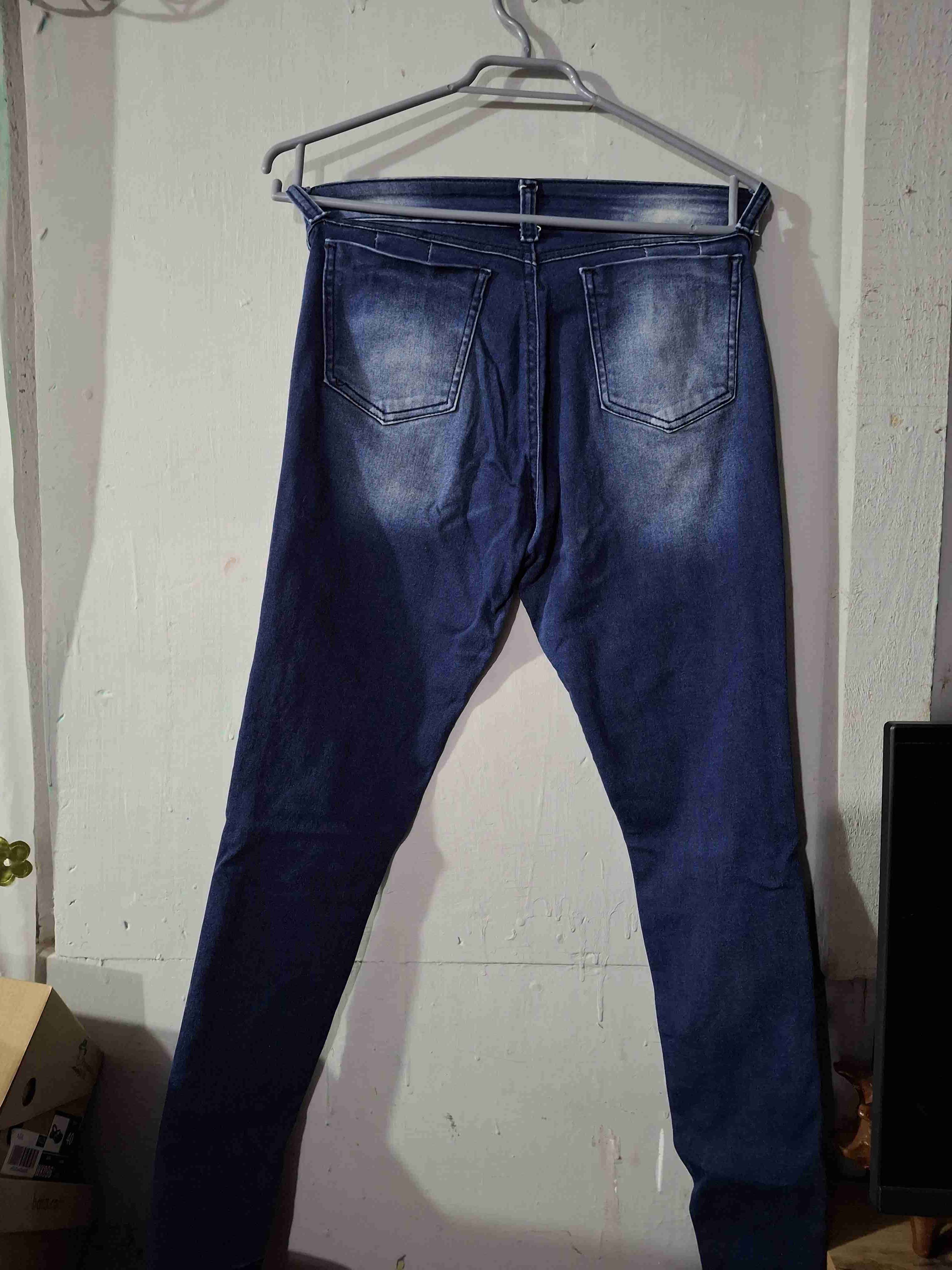 Jeans negros con diseño desgastado - miniatura 6