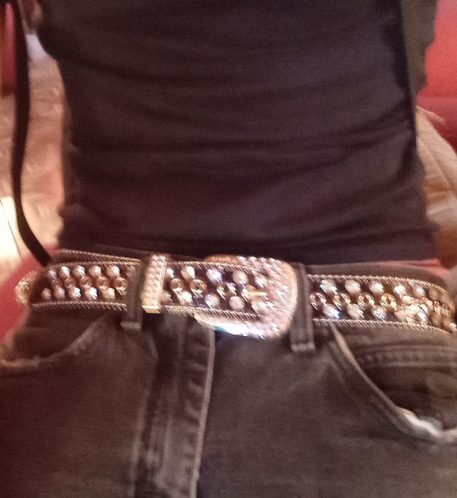 Cinturón negro con tachas brillantes