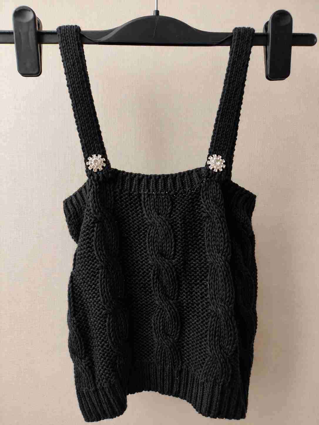 Top tejido negro con tirantes