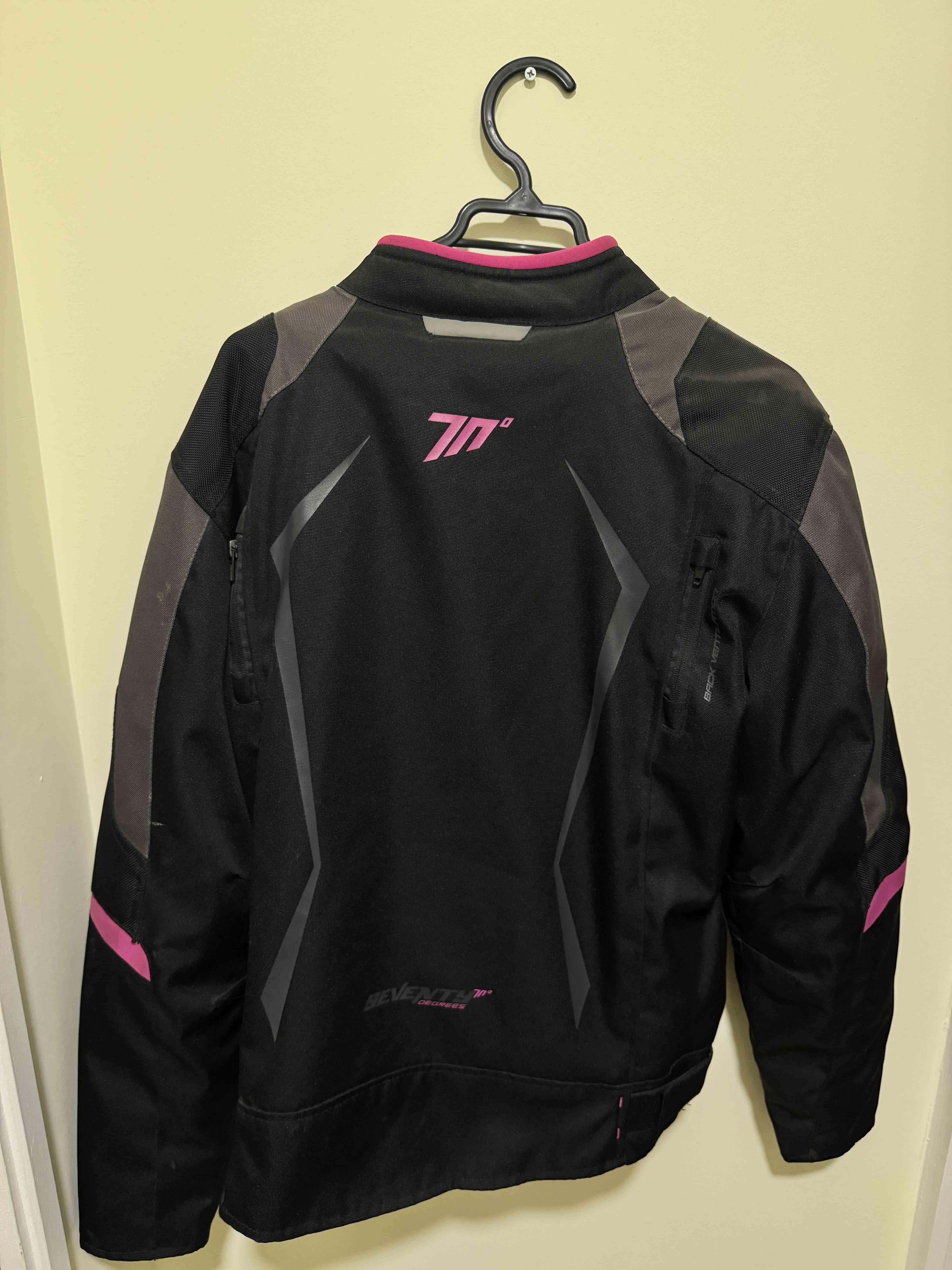Chaqueta de moto negra con detalles rosados - miniatura 2