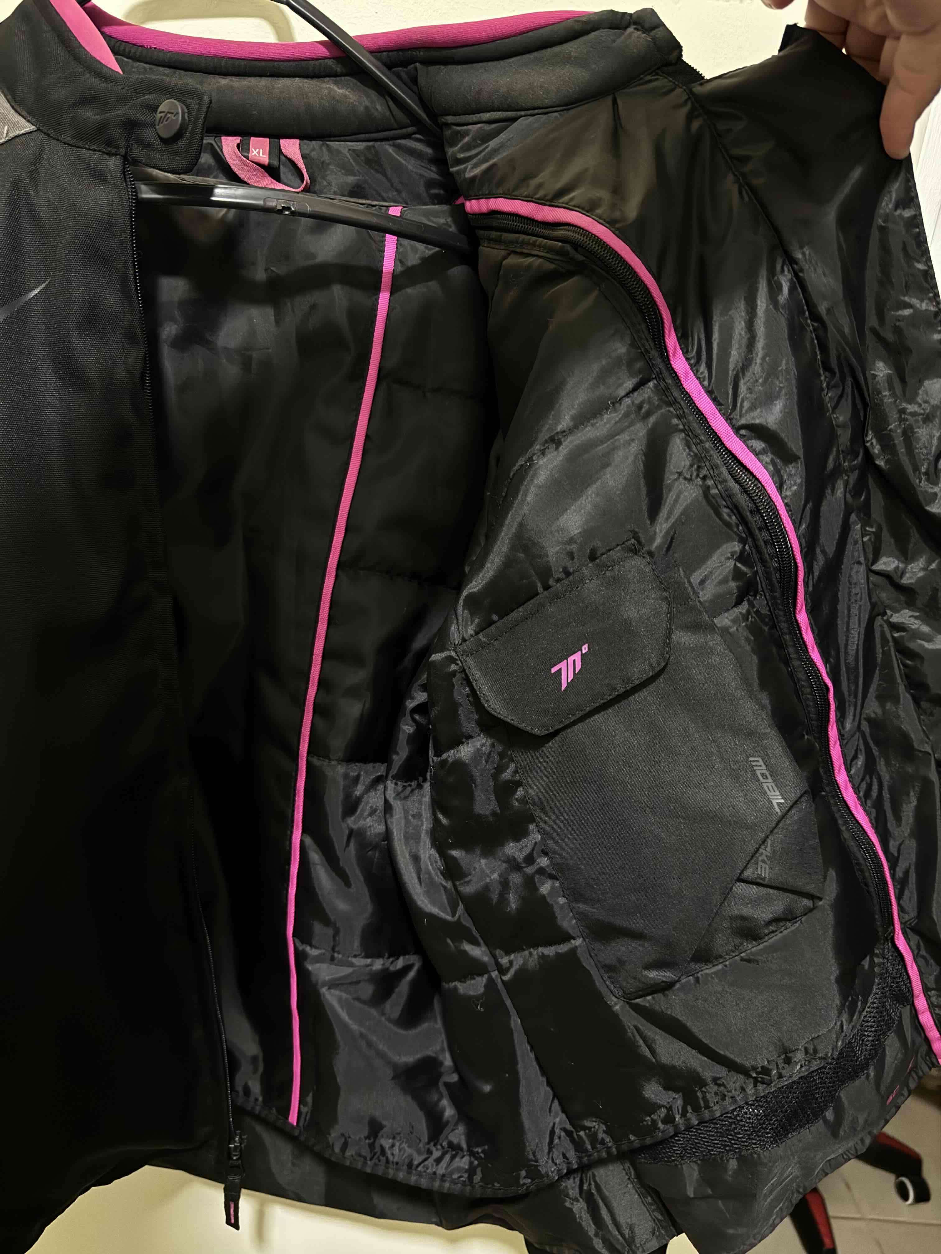 Chaqueta de moto negra con detalles rosados - miniatura 4