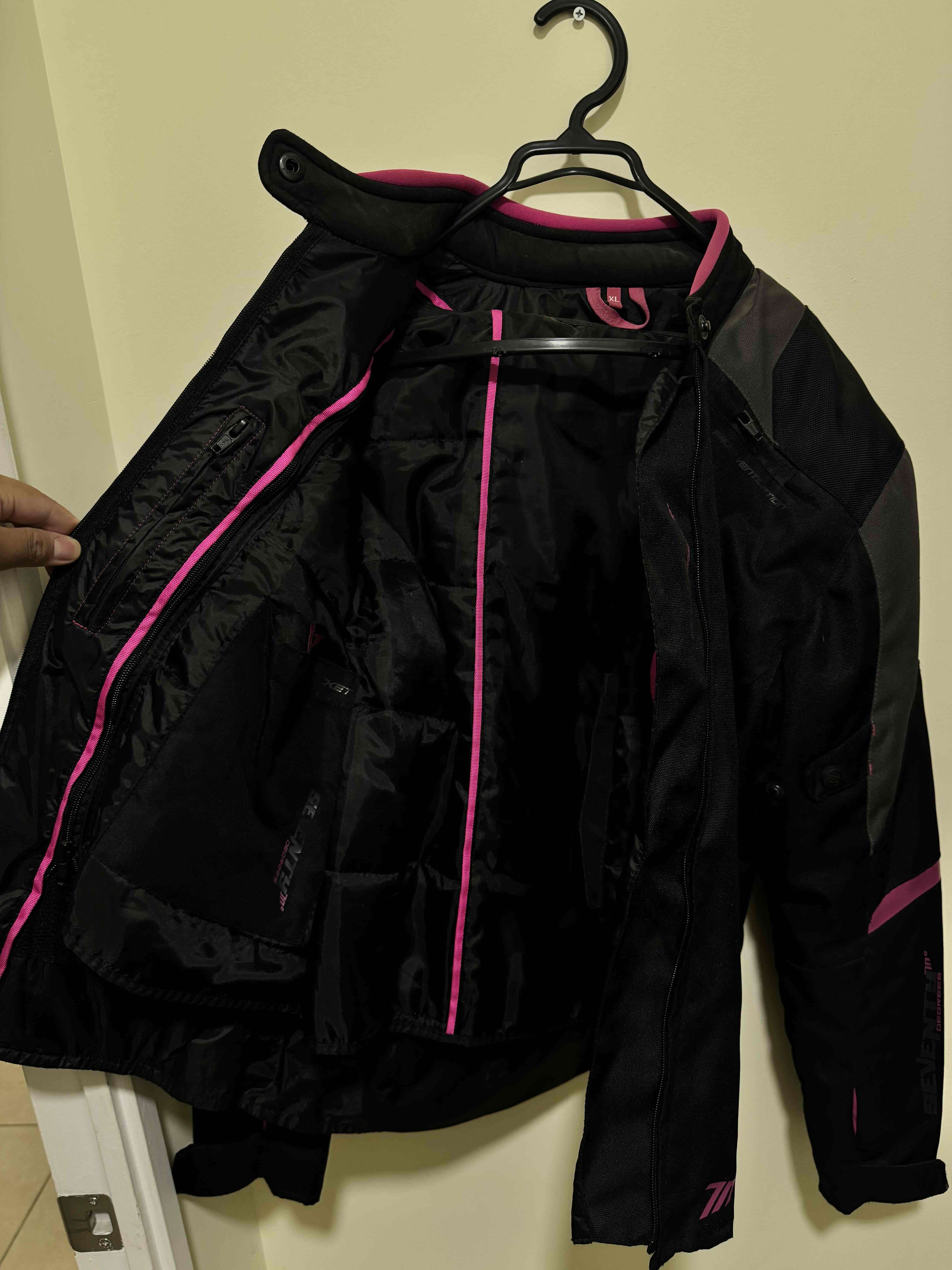 Chaqueta de moto negra con detalles rosados - miniatura 5