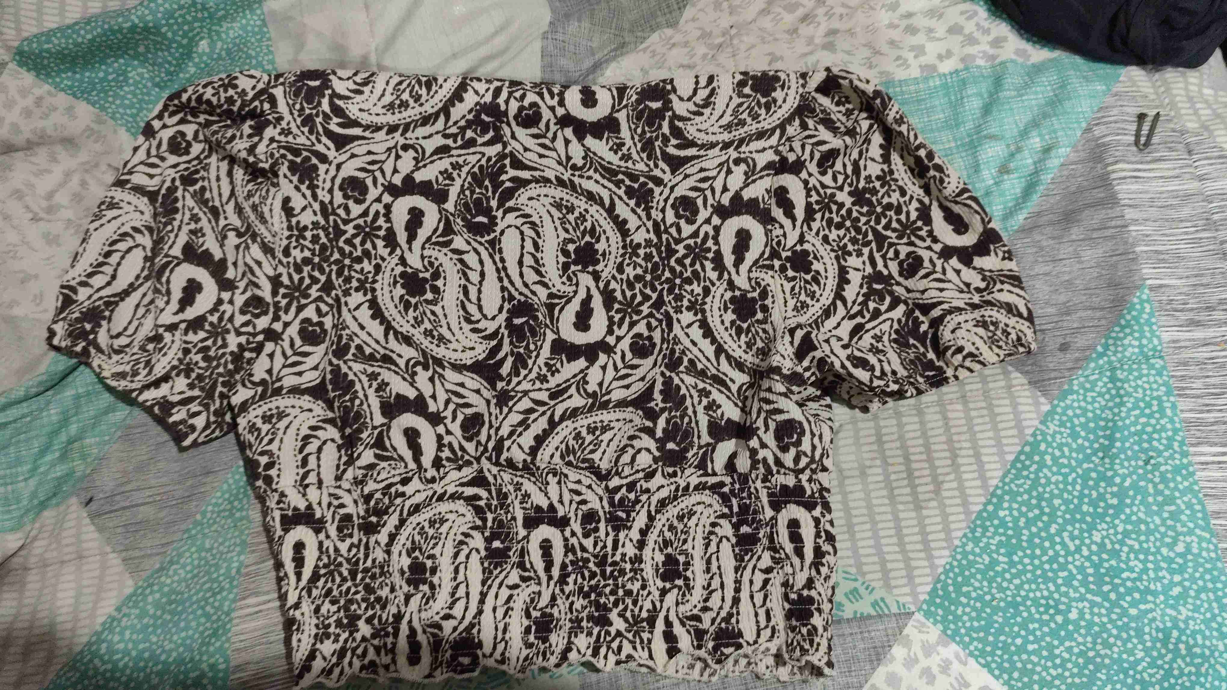 Blusa estampada en crema y café - miniatura 3