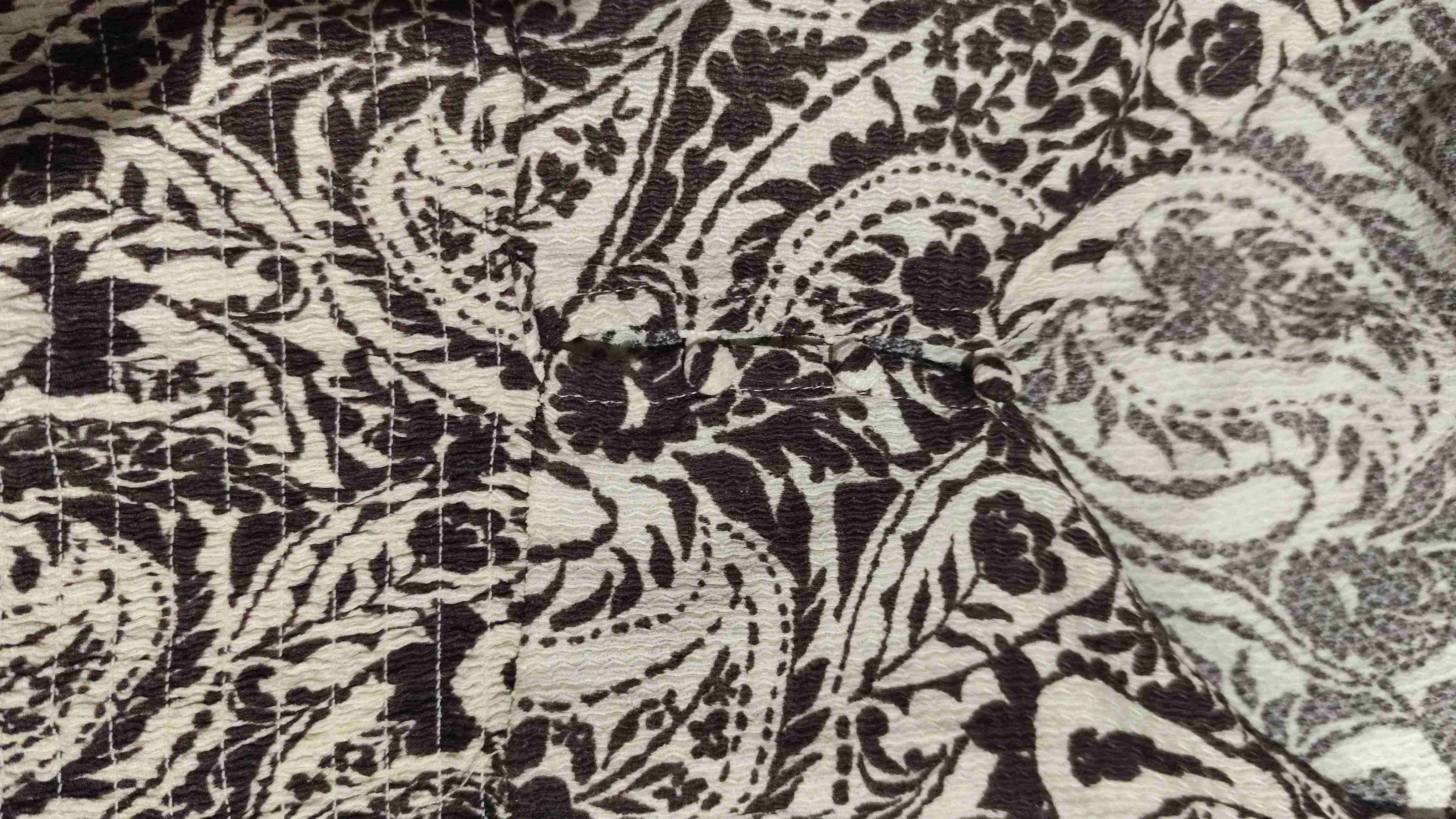 Blusa estampada en crema y café - miniatura 4