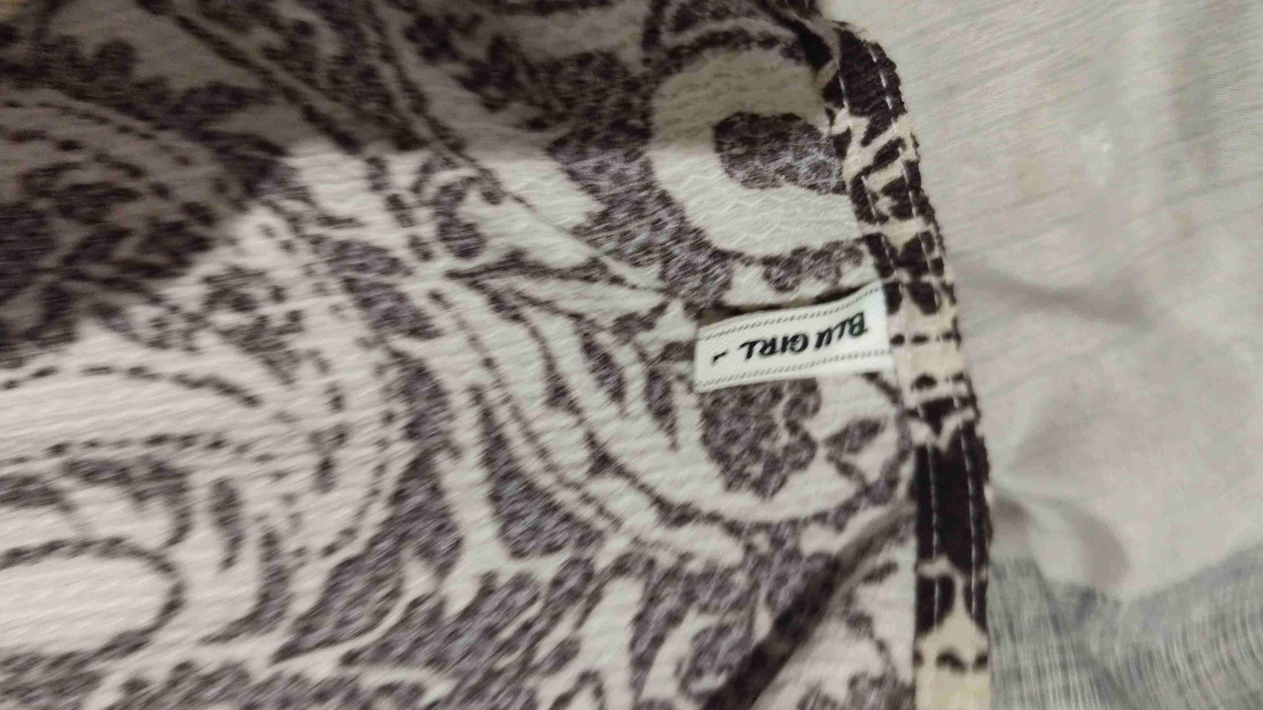 Blusa estampada en crema y café - miniatura 5