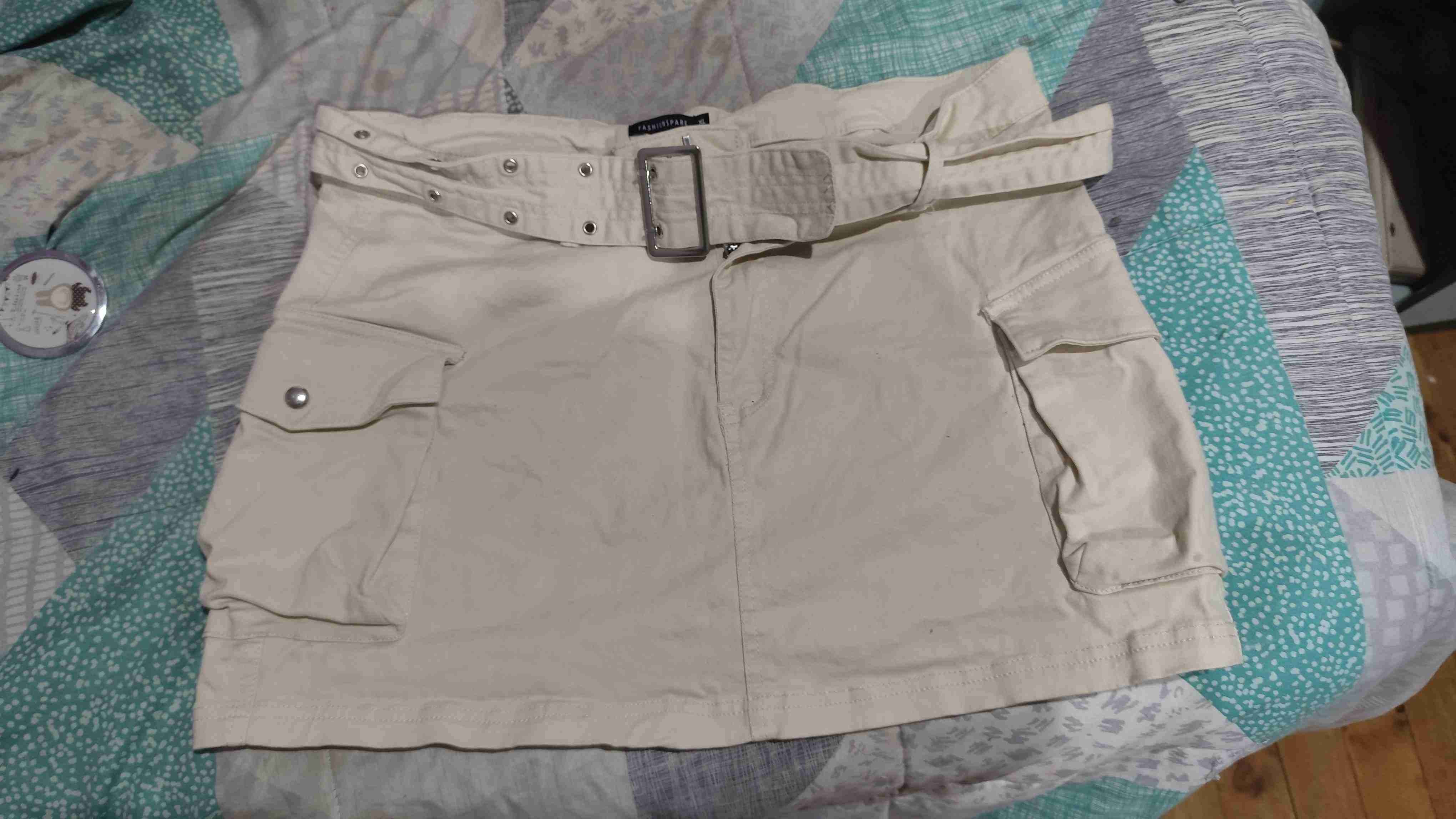 Falda beige con bolsillos - miniatura 1