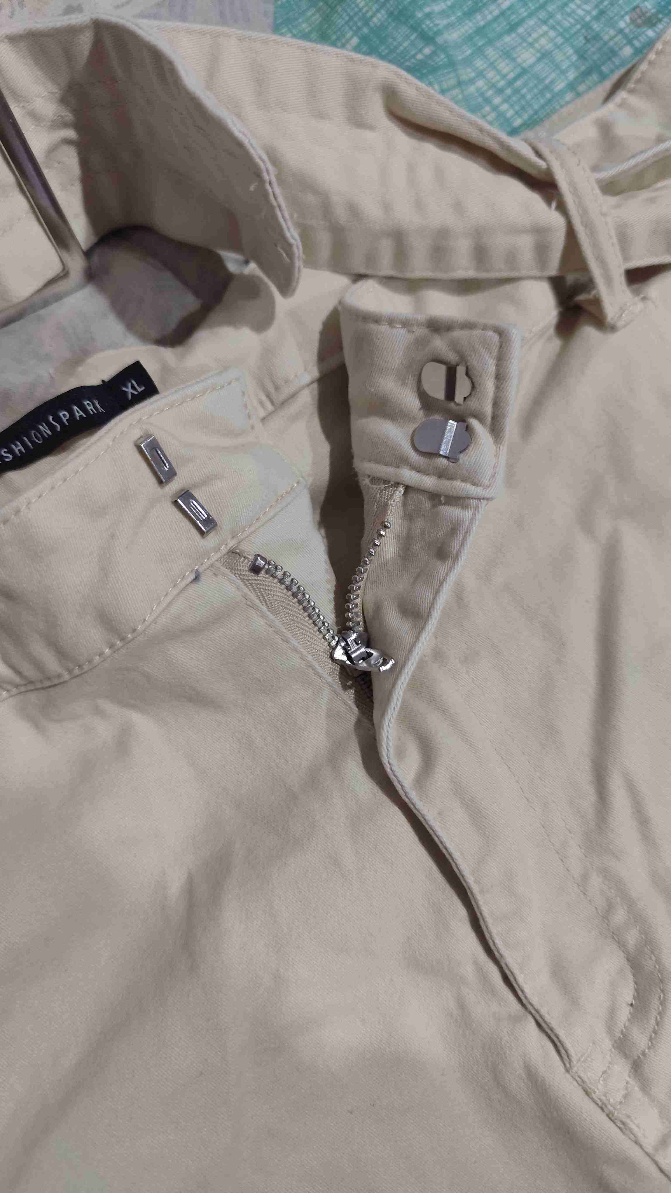 Falda beige con bolsillos - miniatura 2