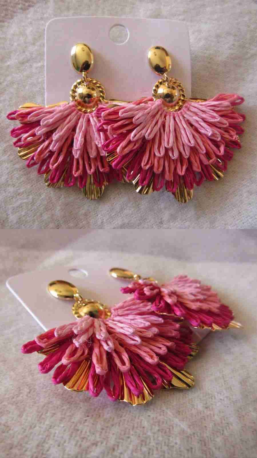 Aros dorados con flecos rosas