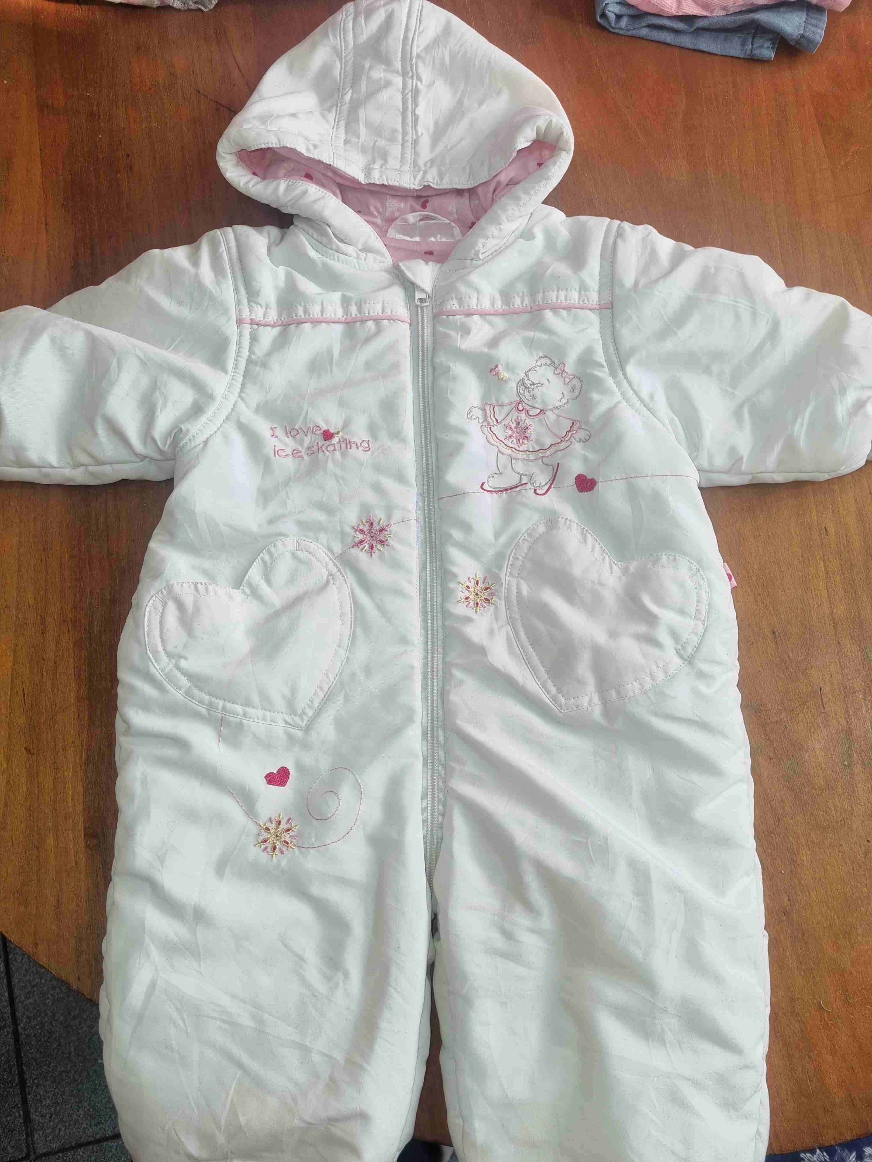 Enterito de bebé blanco con capucha