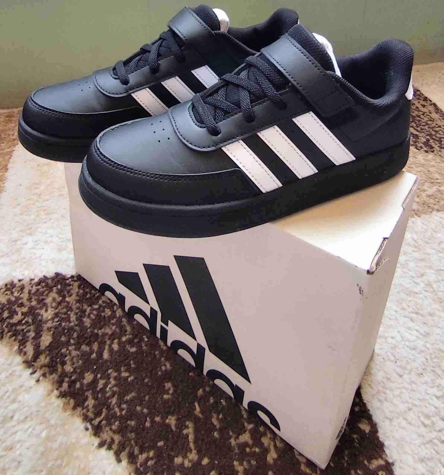 Zapatillas negras con rayas blancas - miniatura 1