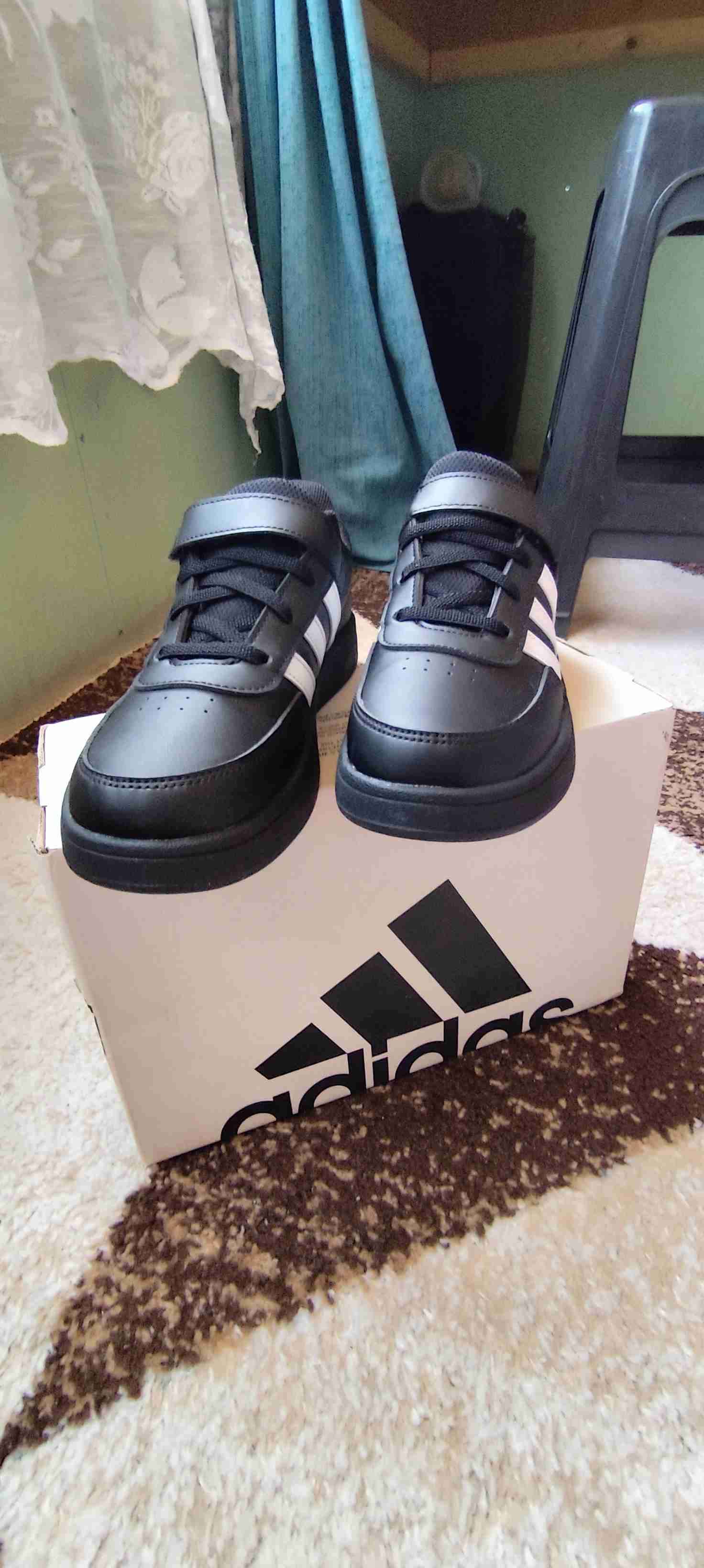 Zapatillas negras con rayas blancas - miniatura 2