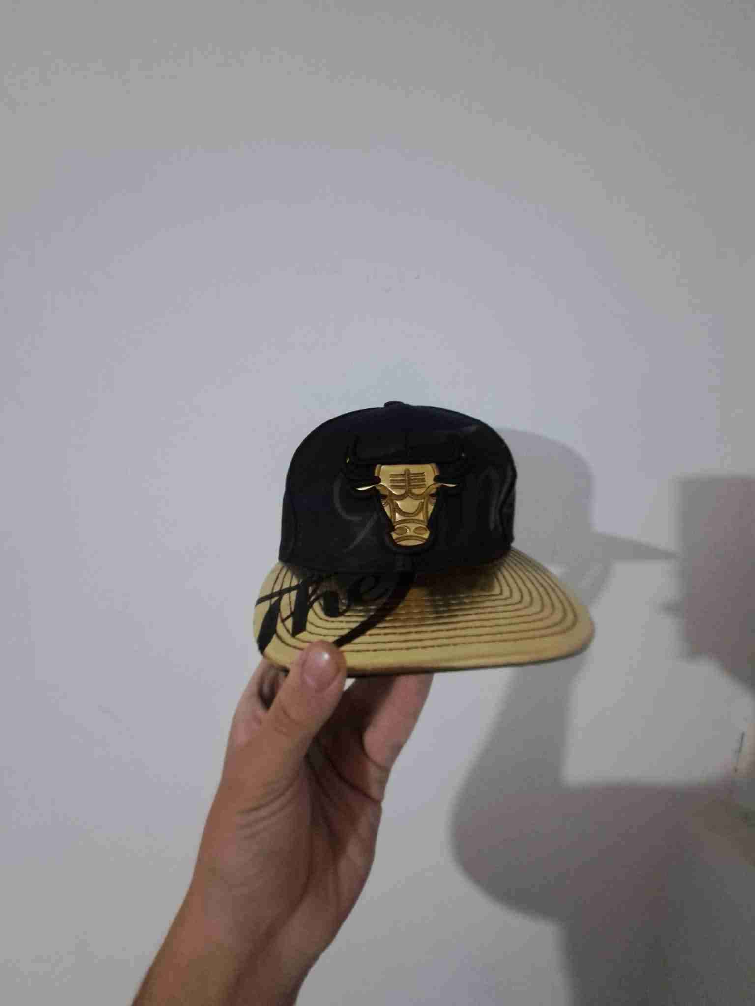 Gorra negra con logo dorado - miniatura 1