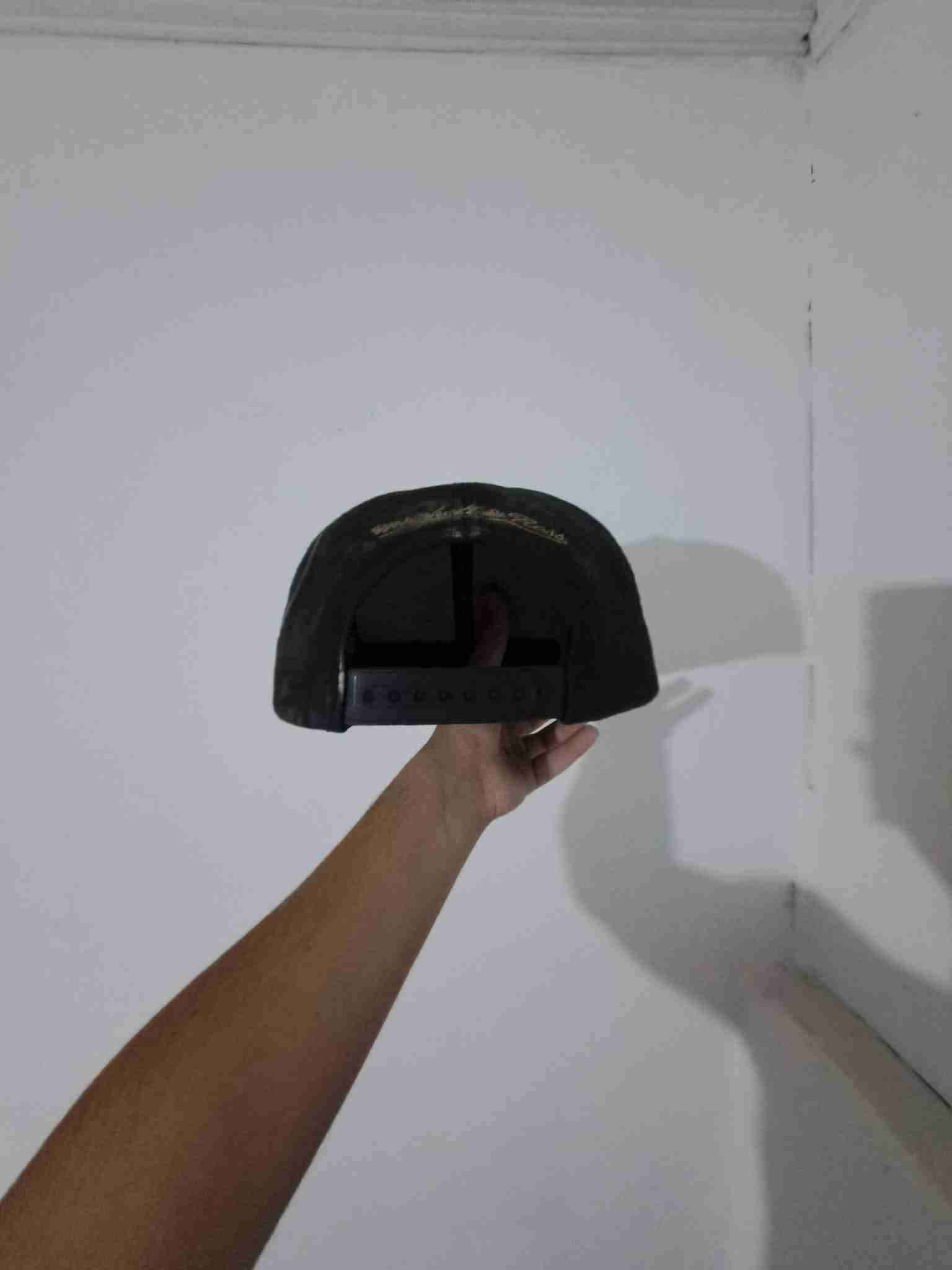 Gorra negra con logo dorado - miniatura 2