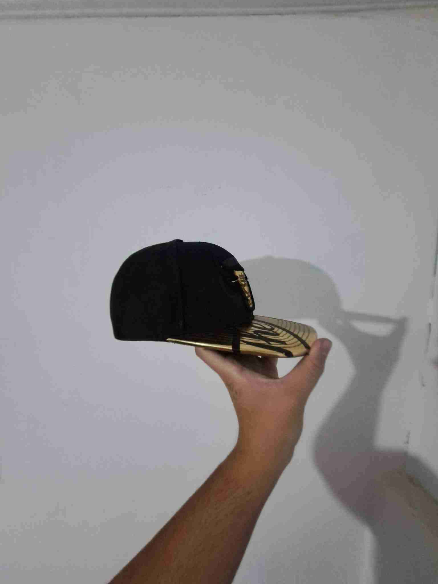 Gorra negra con logo dorado - miniatura 4