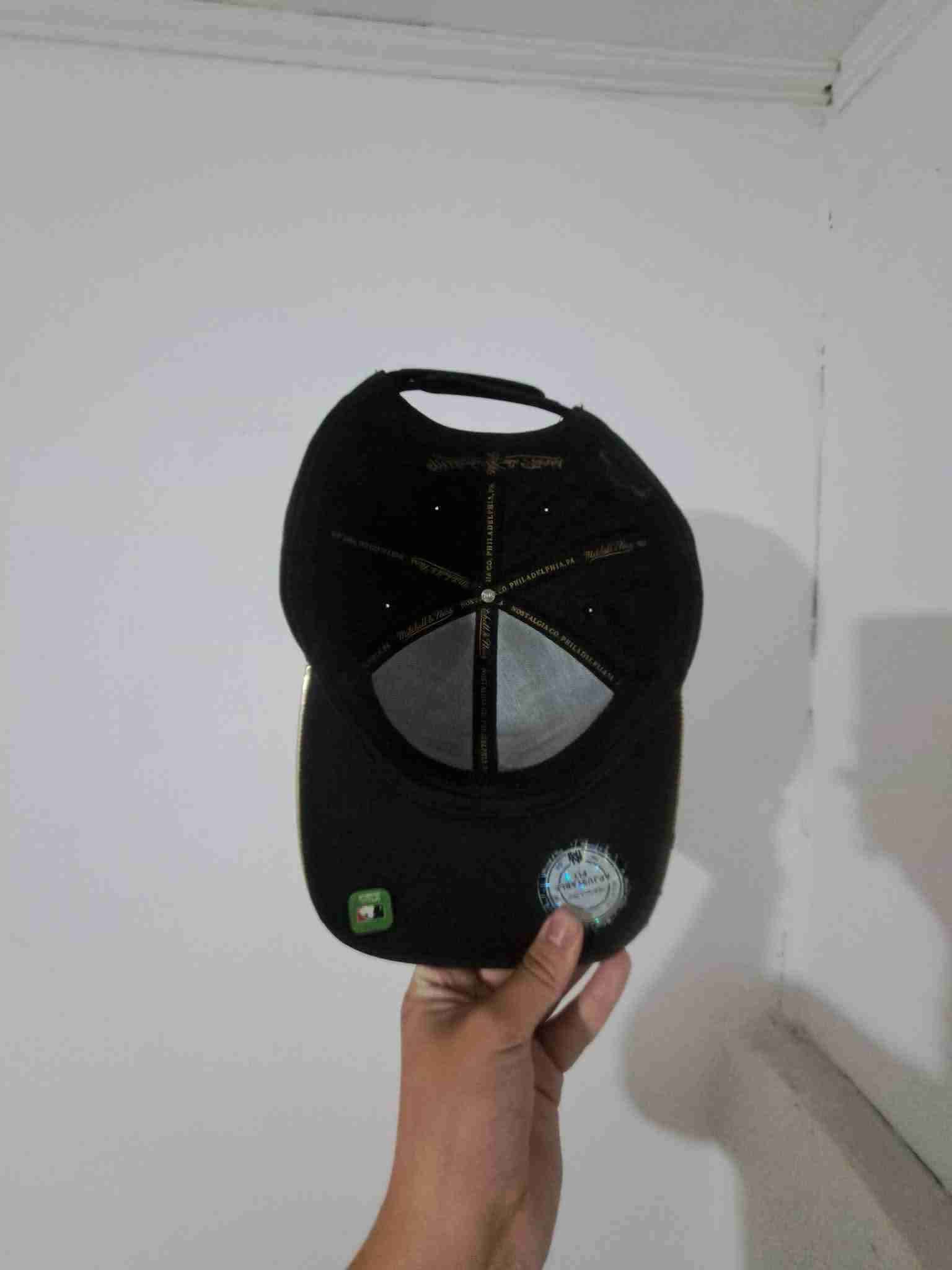 Gorra negra con logo dorado - miniatura 5