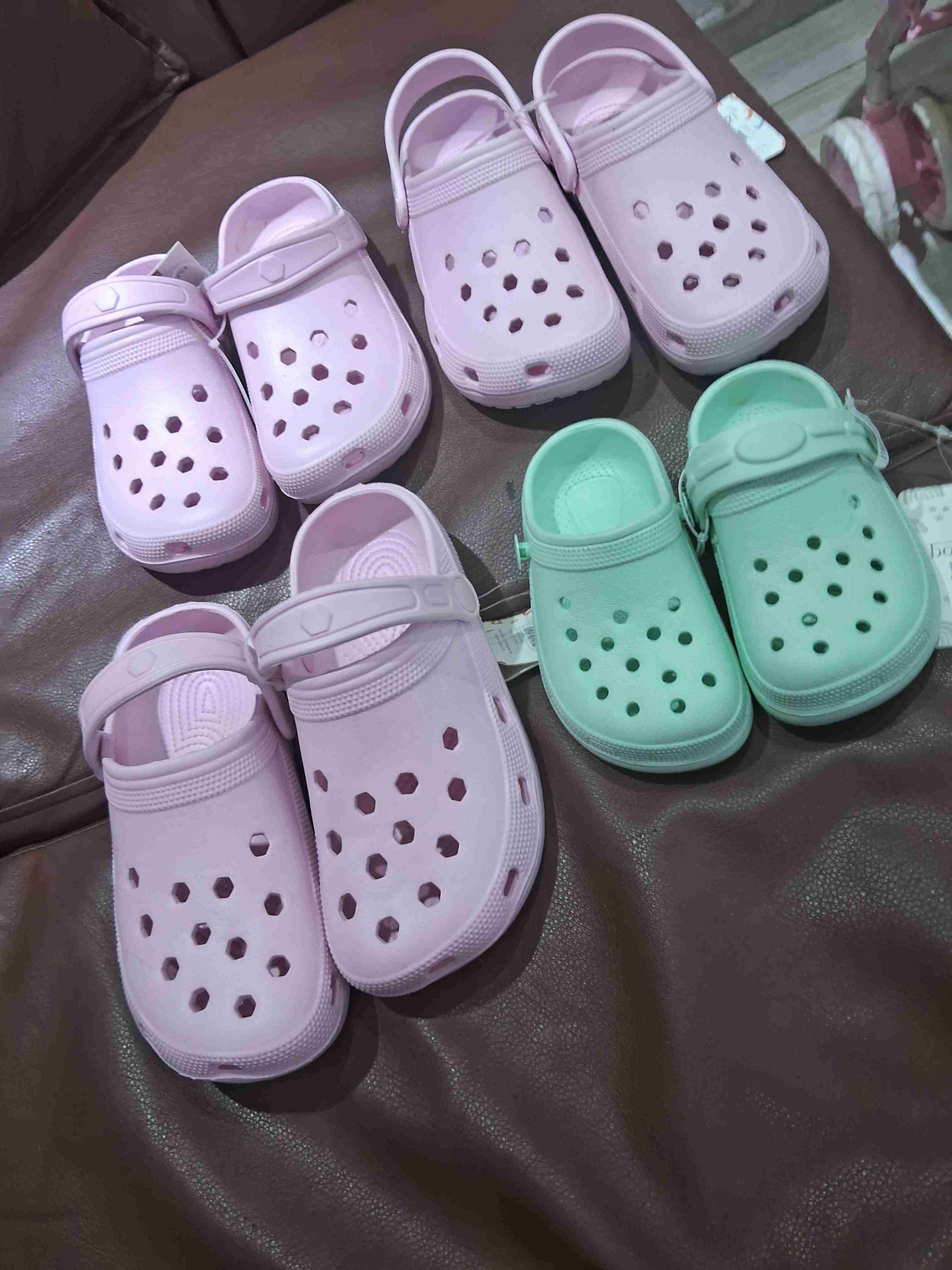 Sandalias Crocs rosadas y verdes - miniatura 2