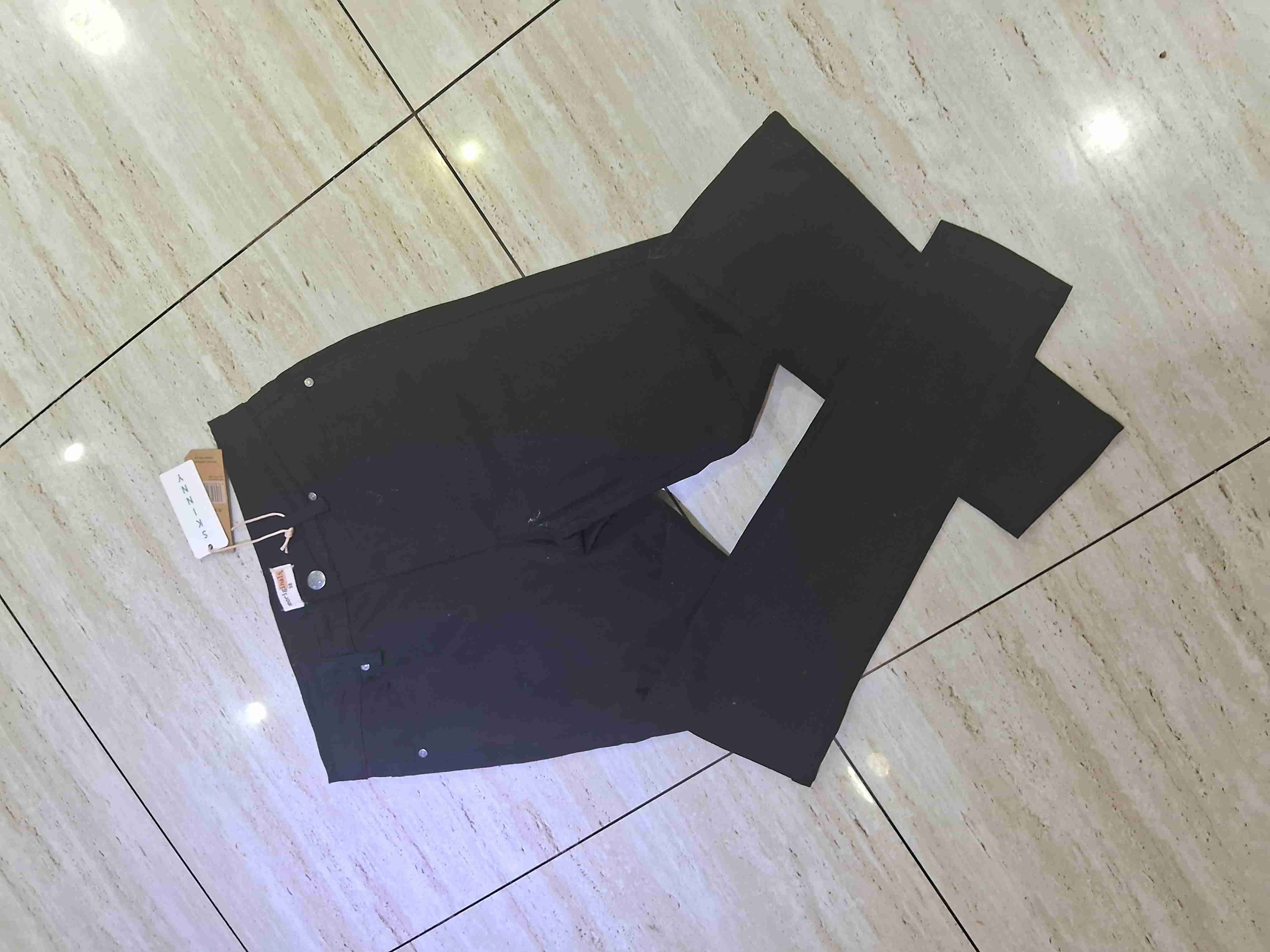 Pantalones negros etiqueta visible - miniatura 2