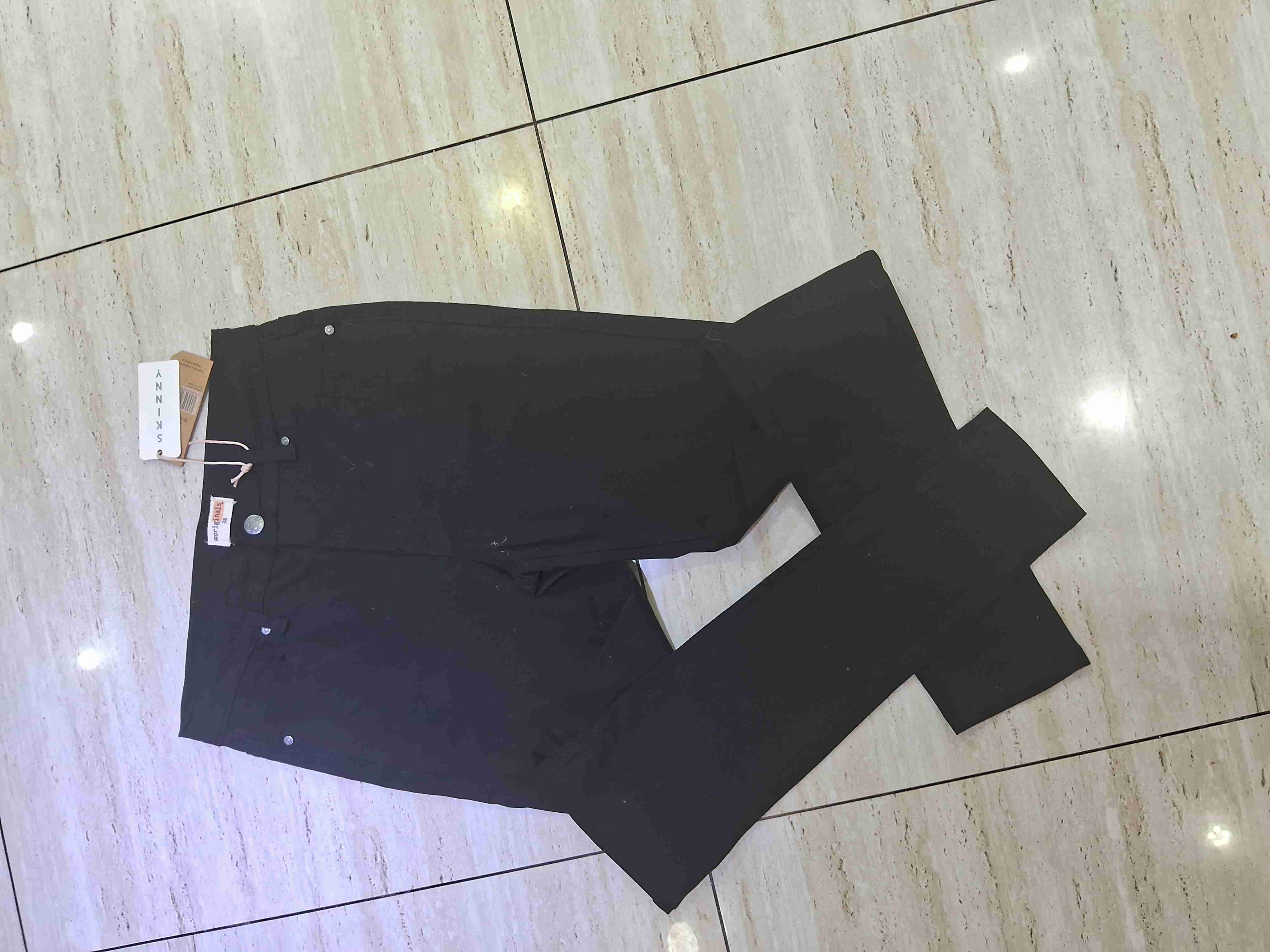 Pantalones negros etiqueta visible - miniatura 3