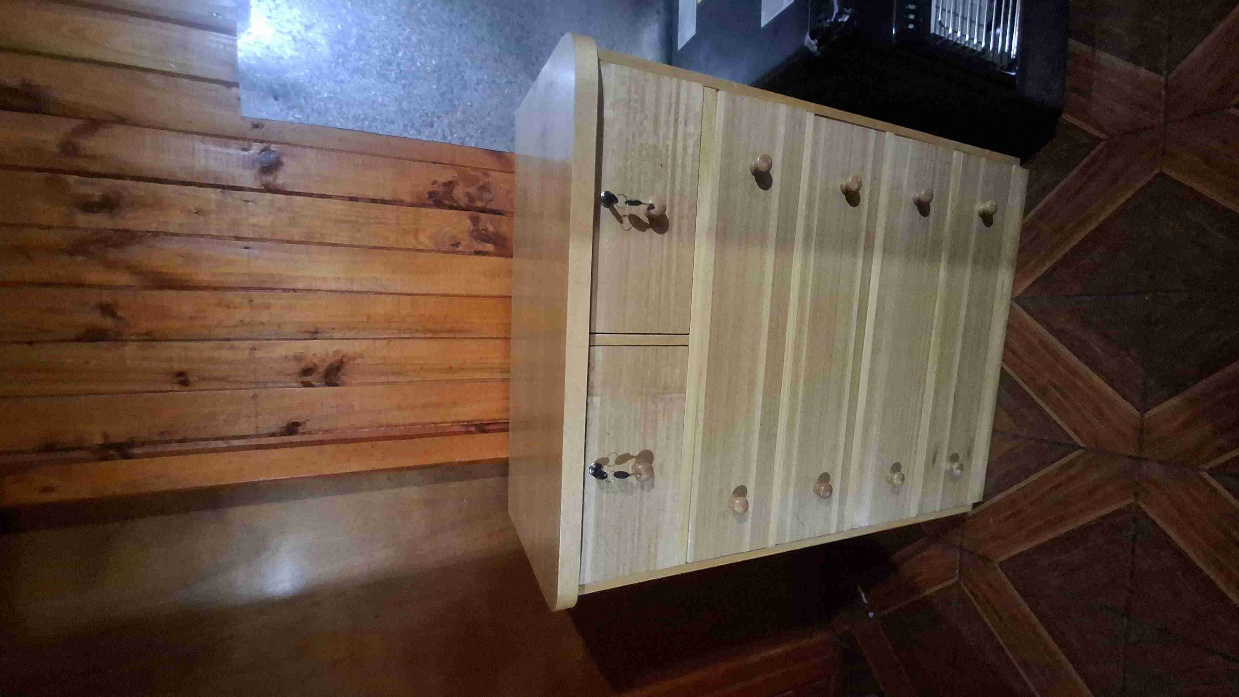 Cómoda de madera clara