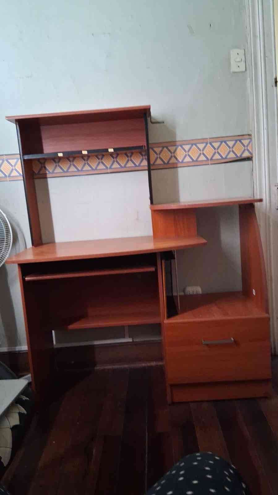 Escritorio de madera con estantes - miniatura 4