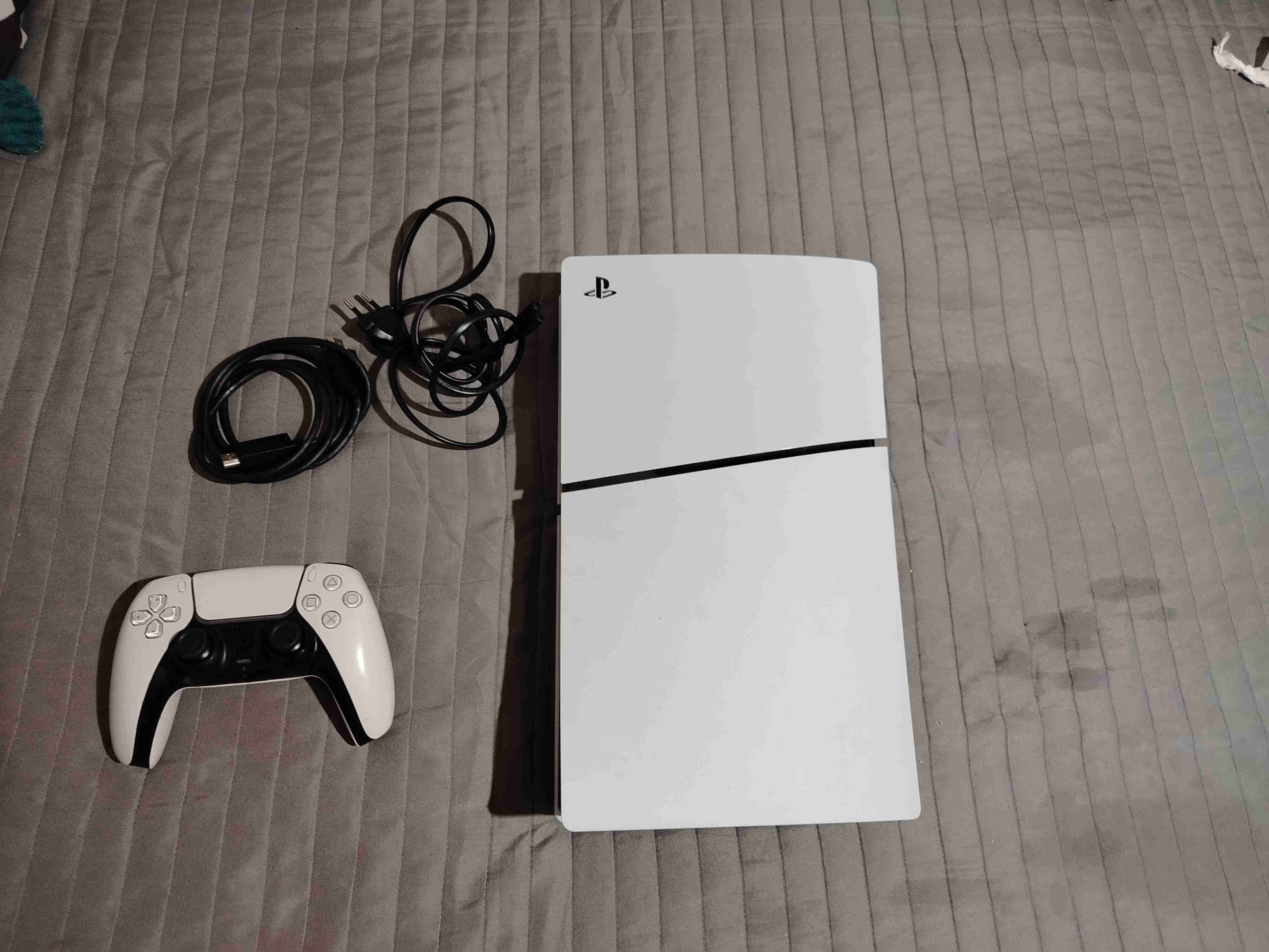 Consola de videojuegos blanca con control - miniatura 1