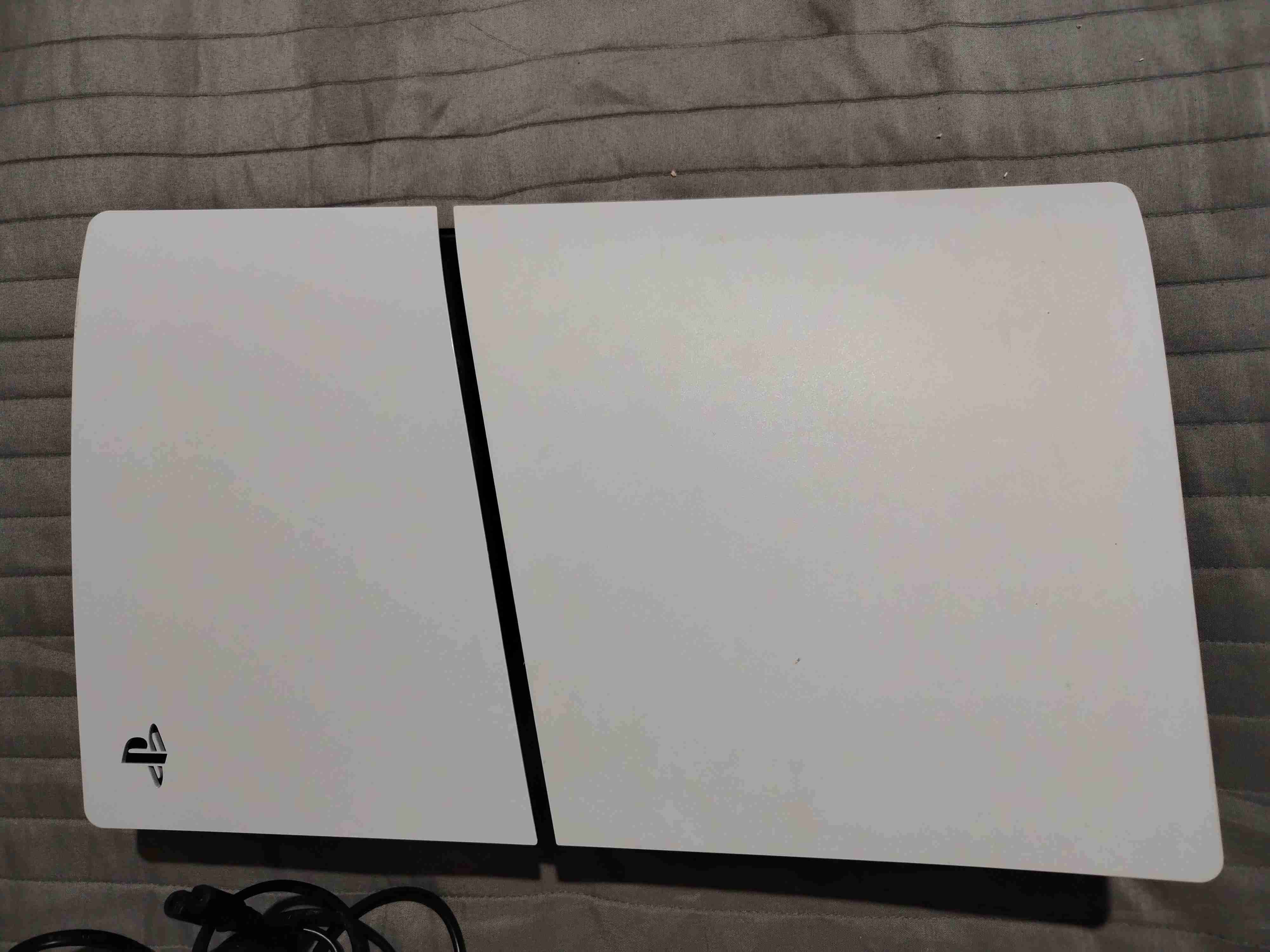 Consola de videojuegos blanca con control - miniatura 2