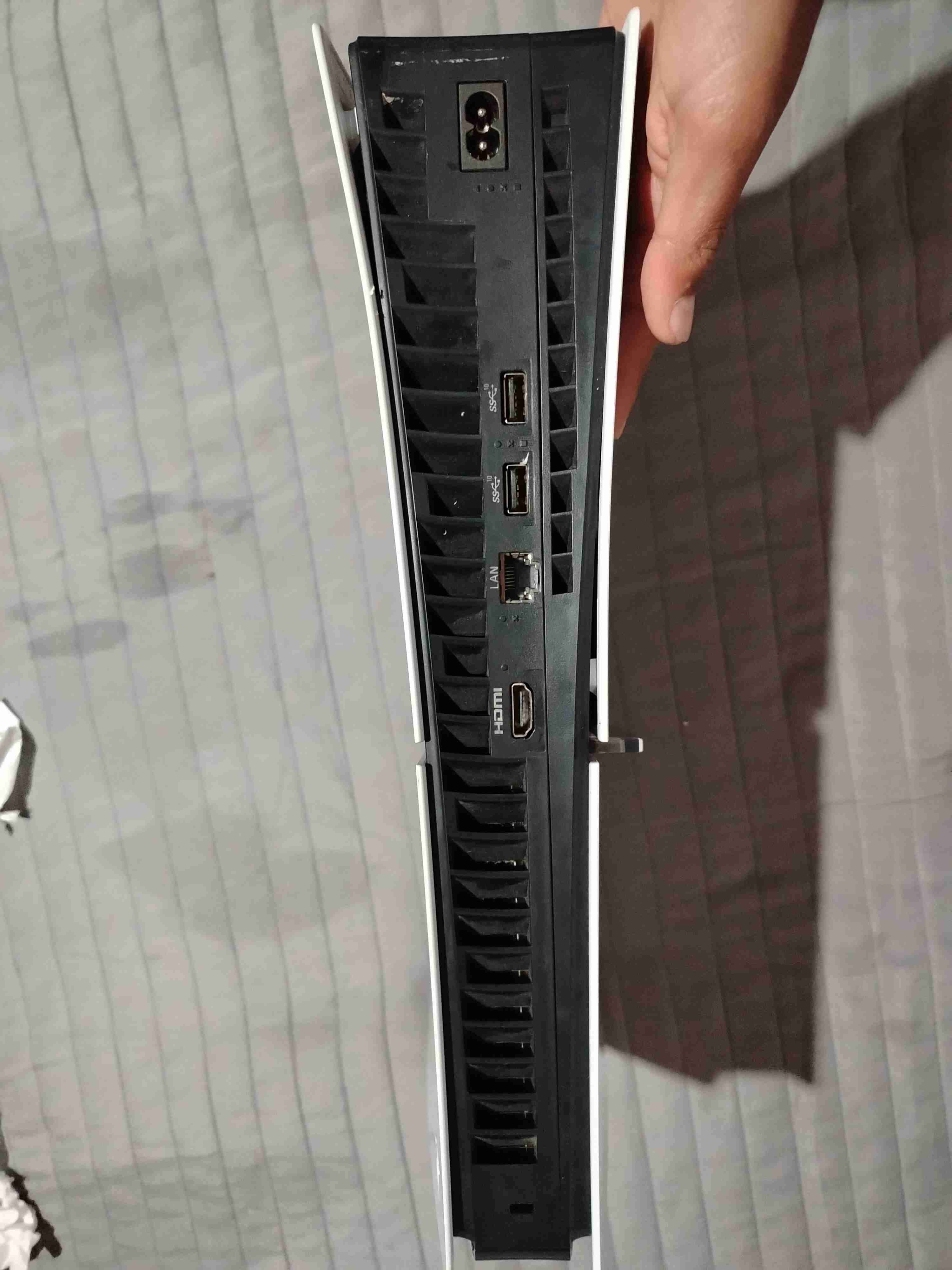 Consola de videojuegos blanca con control - miniatura 3