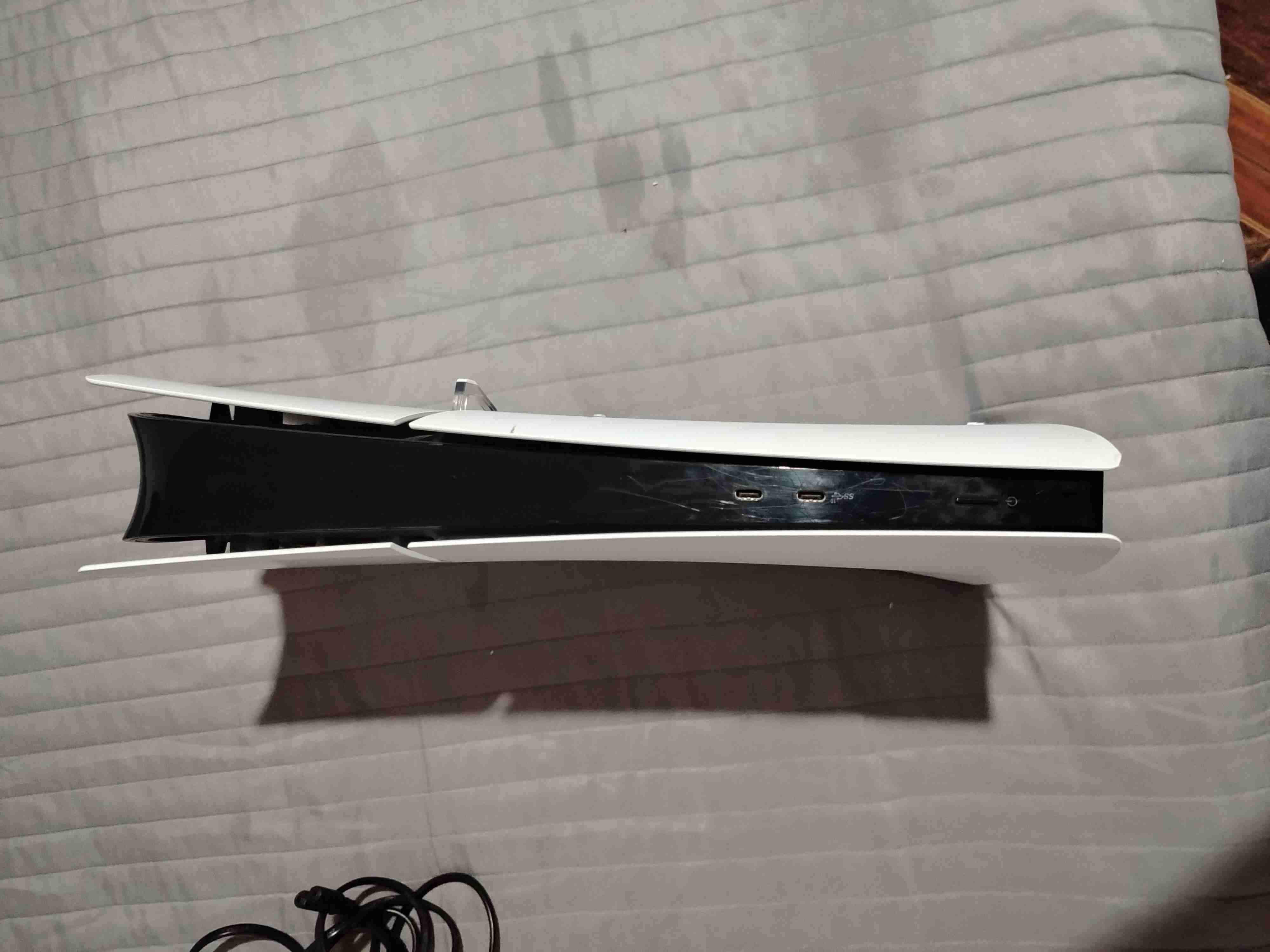 Consola de videojuegos blanca con control - miniatura 4