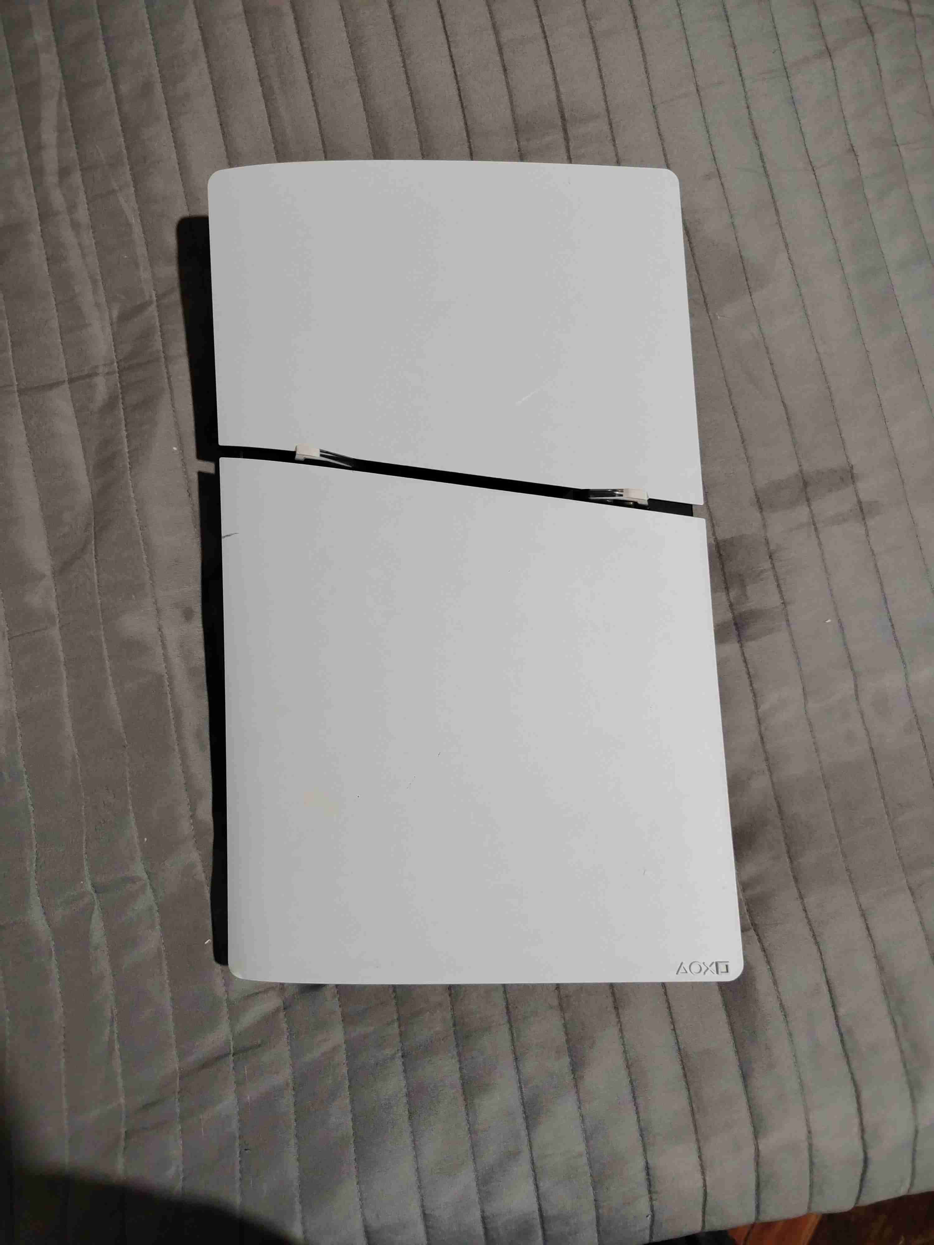 Consola de videojuegos blanca con control - miniatura 5