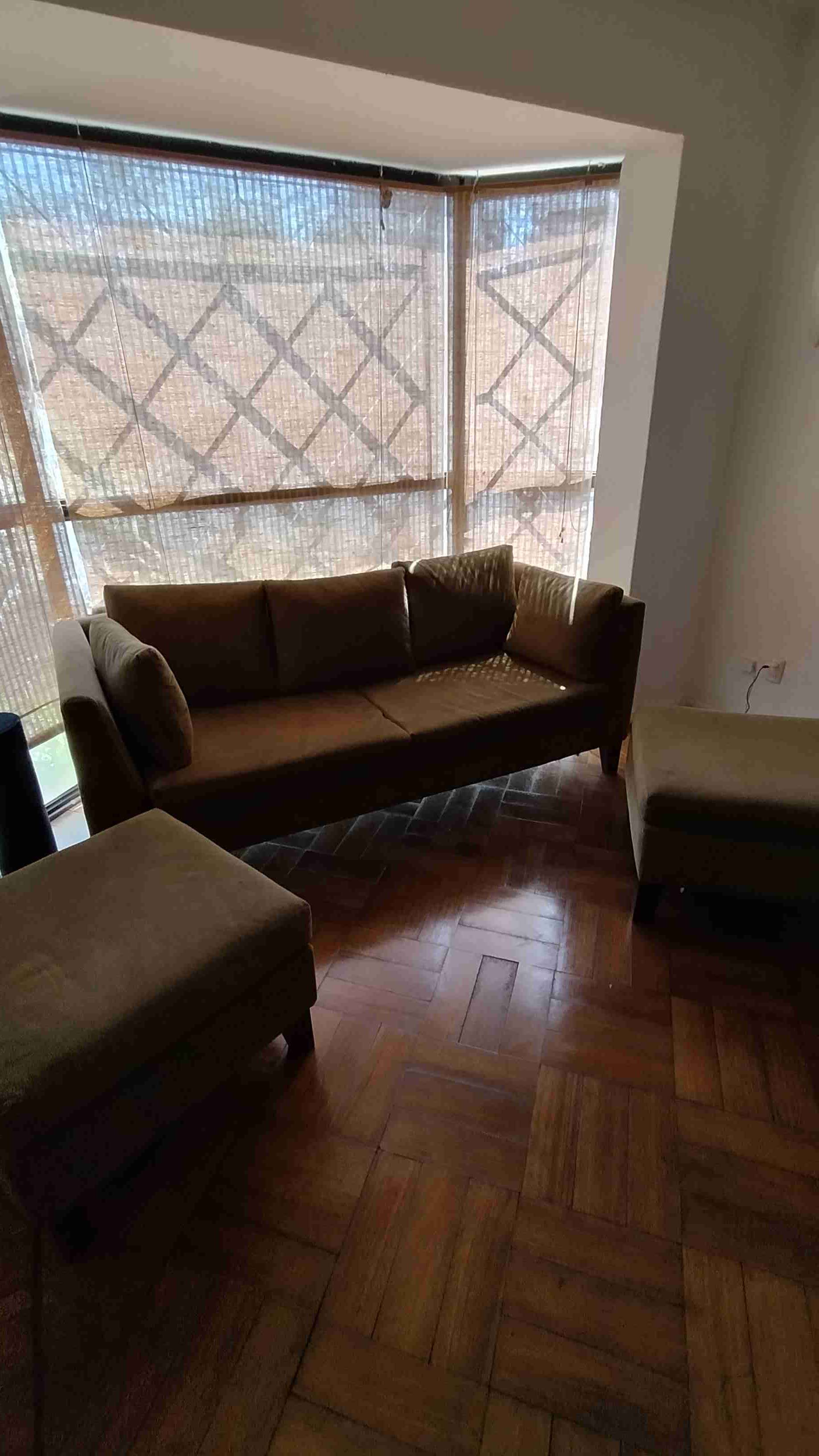 Juego de sofá y 2 puf grandes color verde musgo - miniatura 3