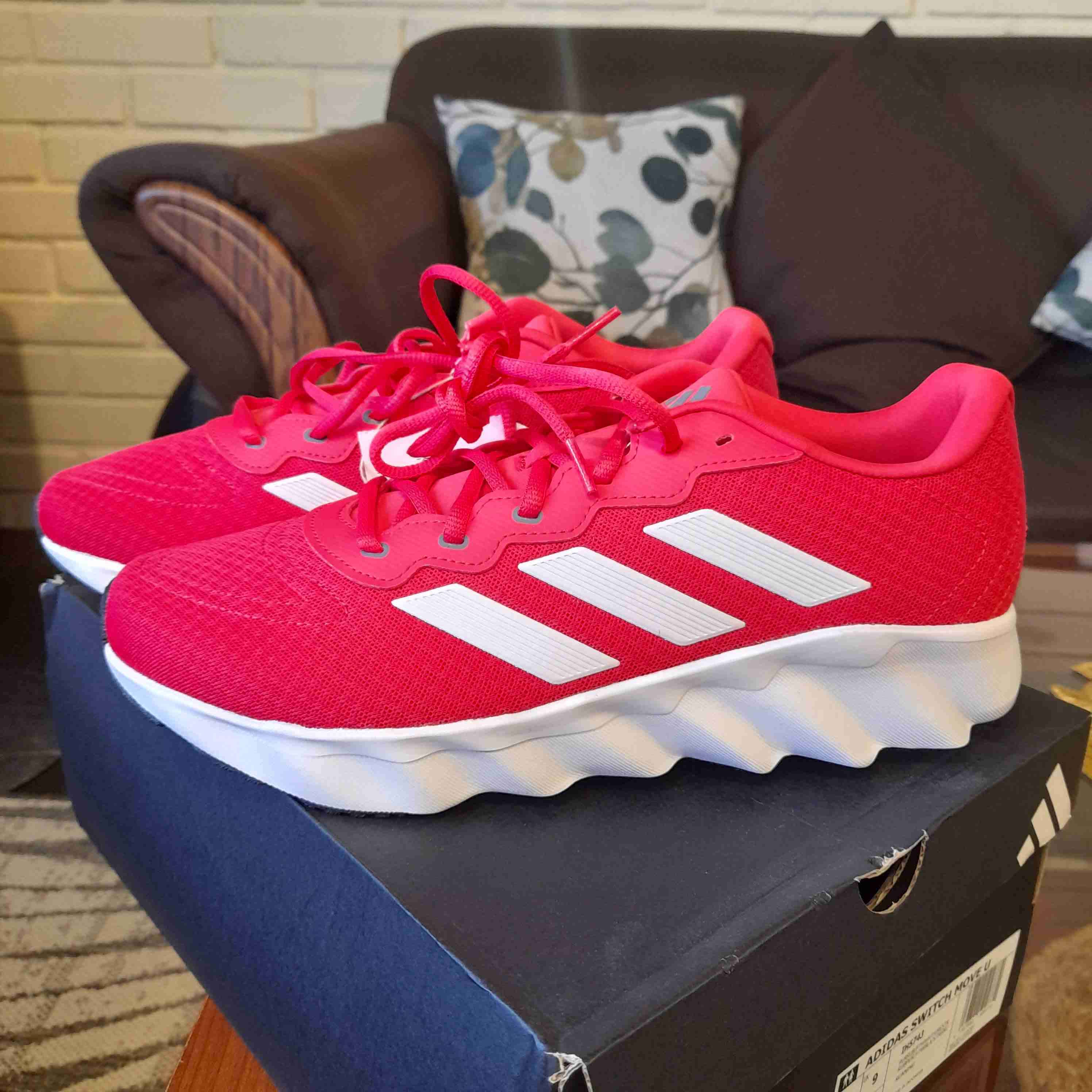 Zapatillas deportivas rojas y blancas - miniatura 1