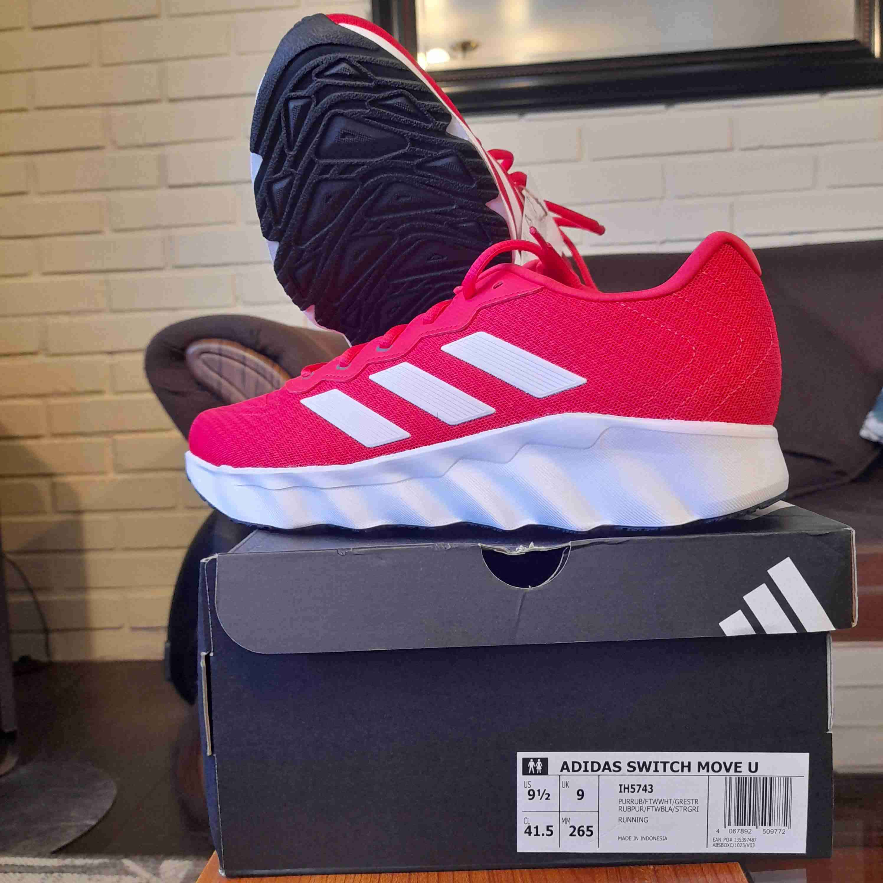 Zapatillas deportivas rojas y blancas - miniatura 2