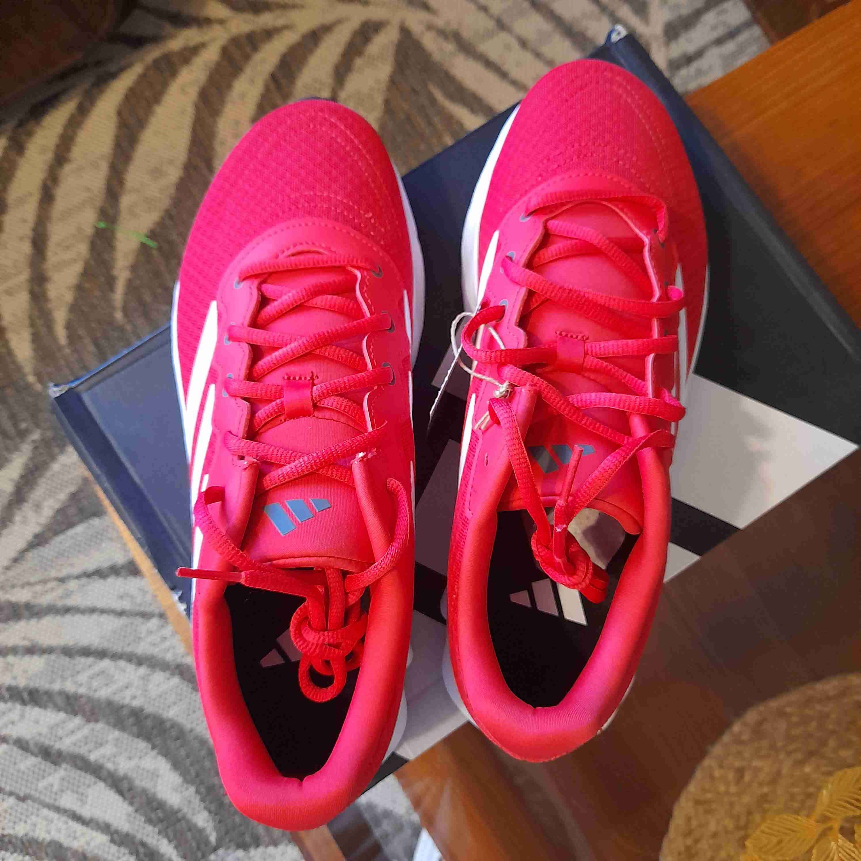 Zapatillas deportivas rojas y blancas - miniatura 3