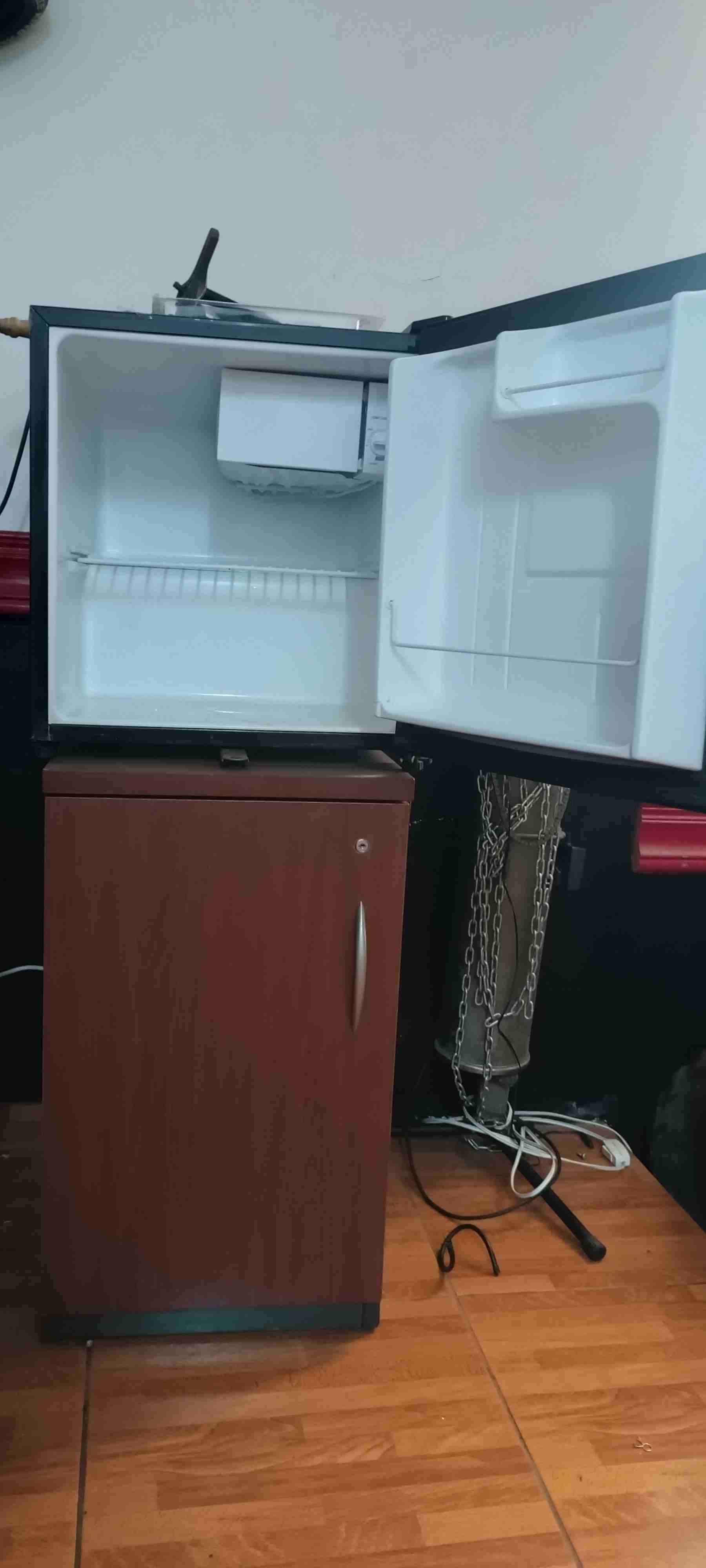 Mini refrigerador plateado+ mueble - miniatura 2