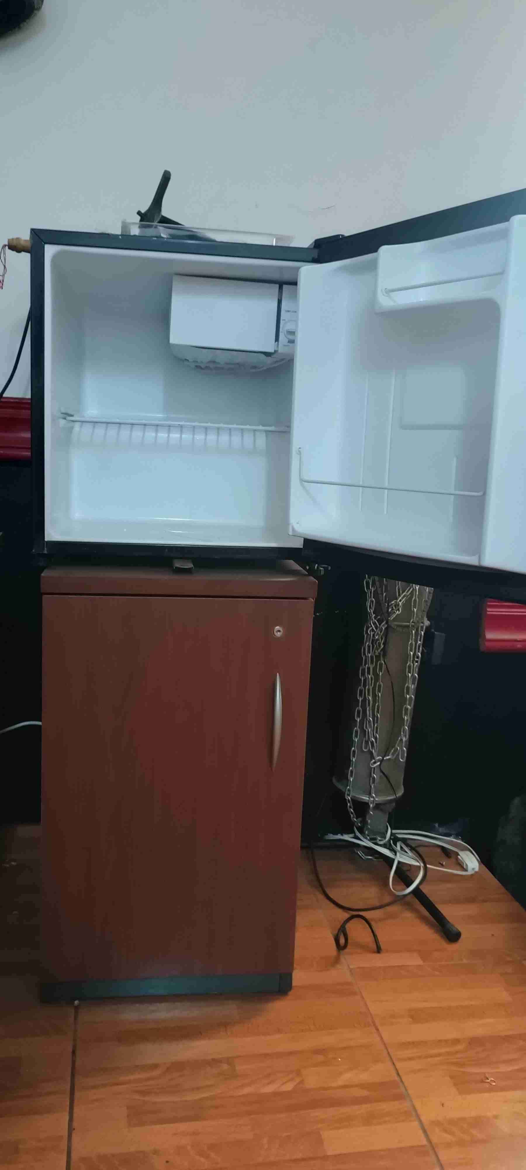 Mini refrigerador plateado+ mueble - miniatura 3