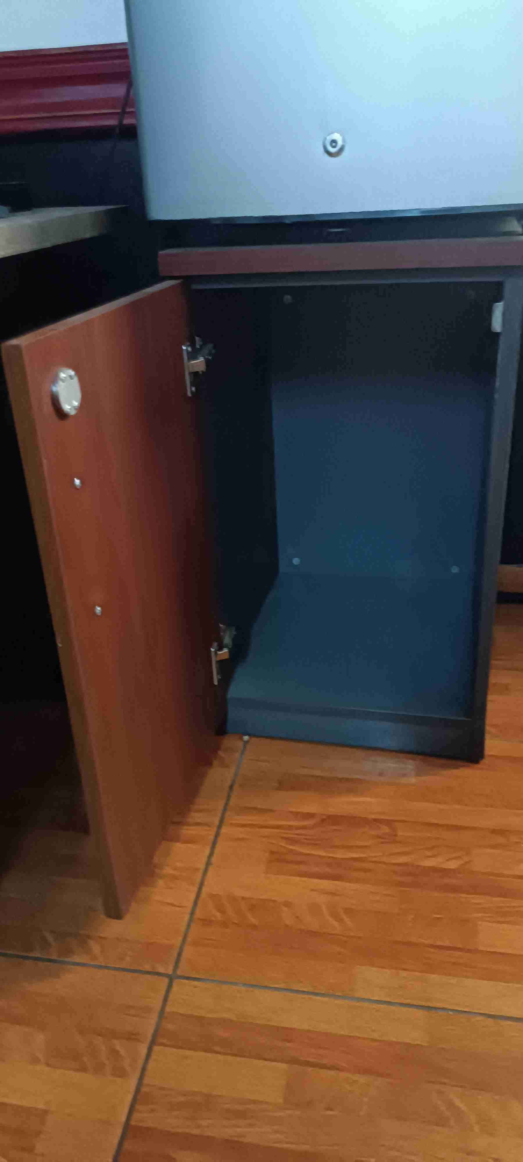 Mini refrigerador plateado+ mueble - miniatura 4