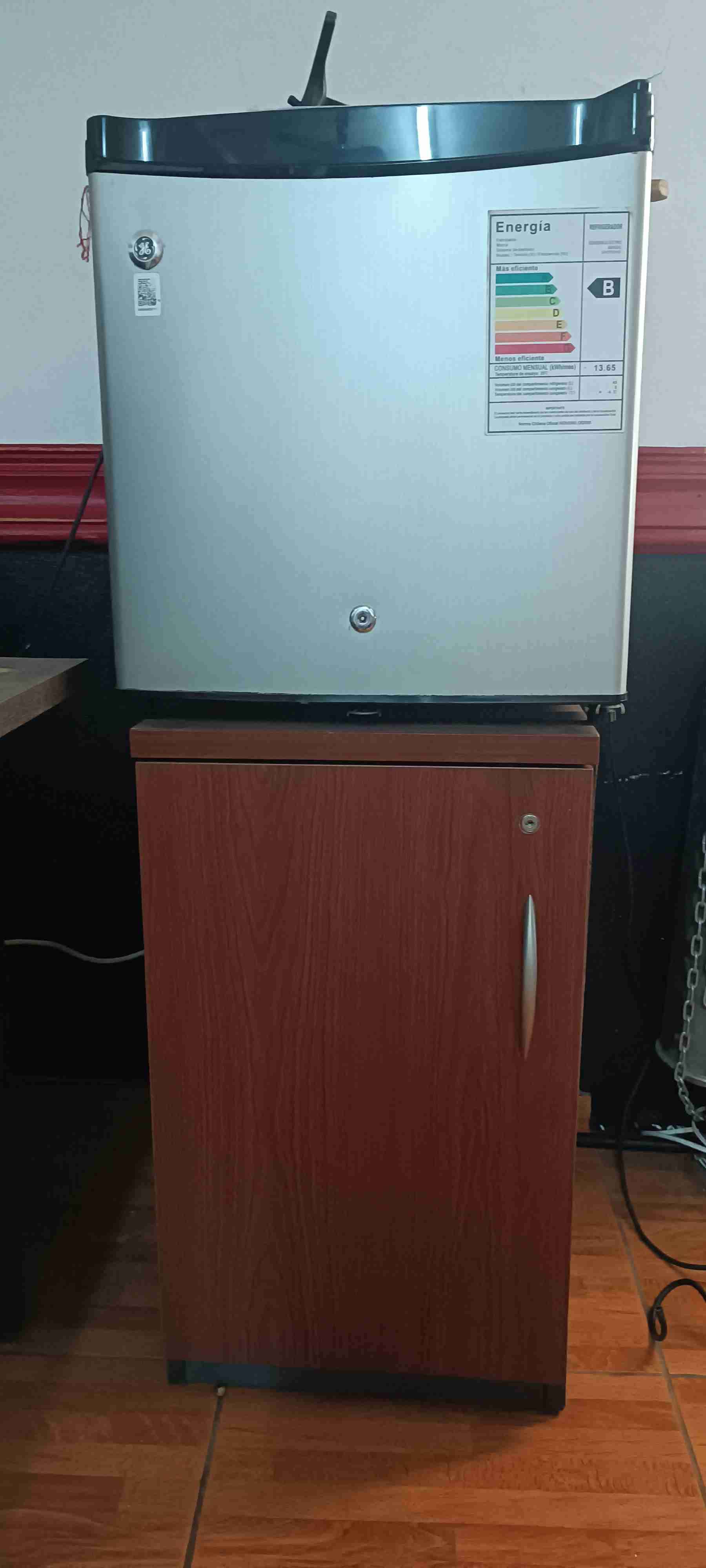 Mini refrigerador plateado+ mueble - miniatura 5