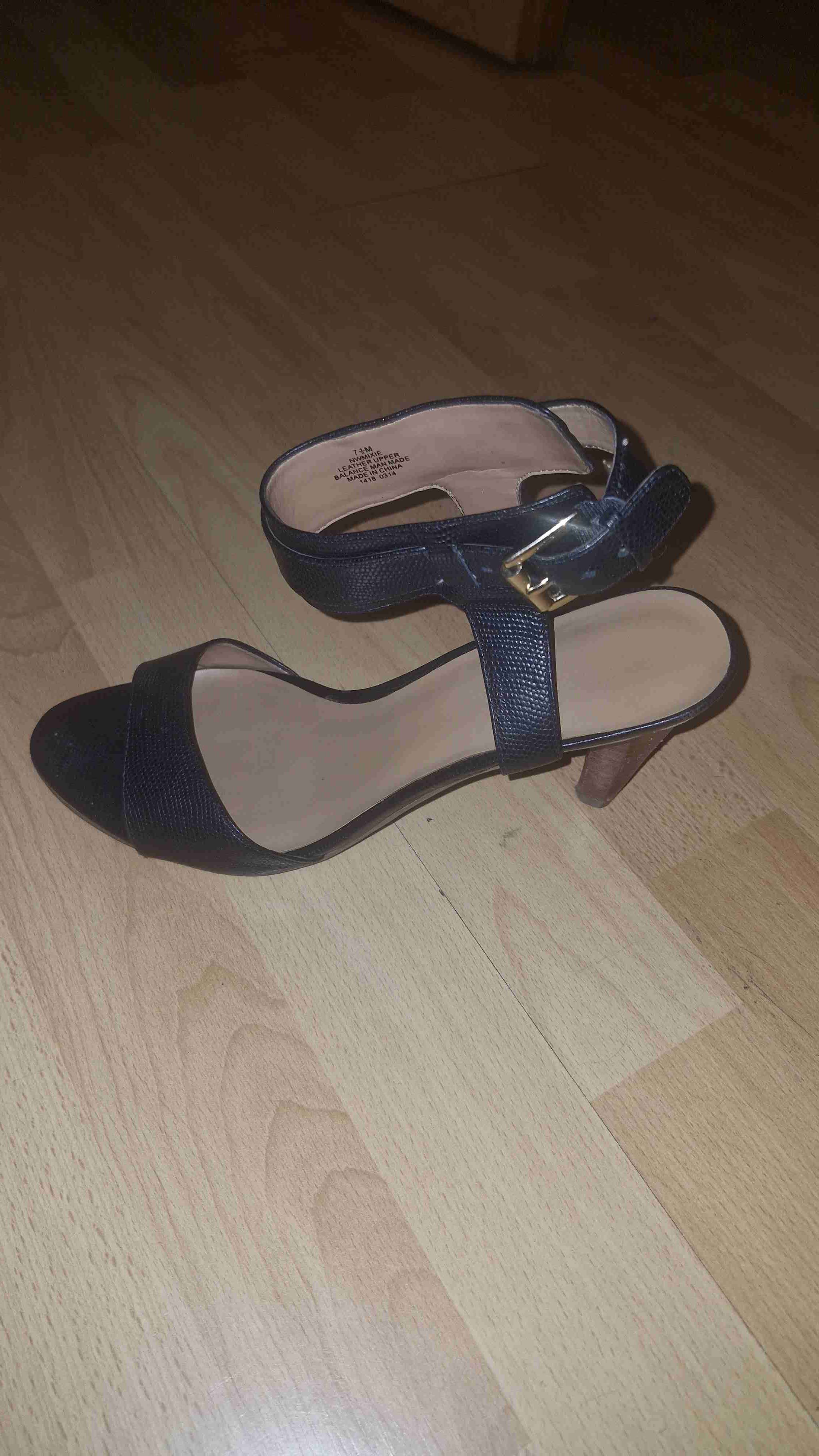 Zapatos de tacón negros elegantes - miniatura 3