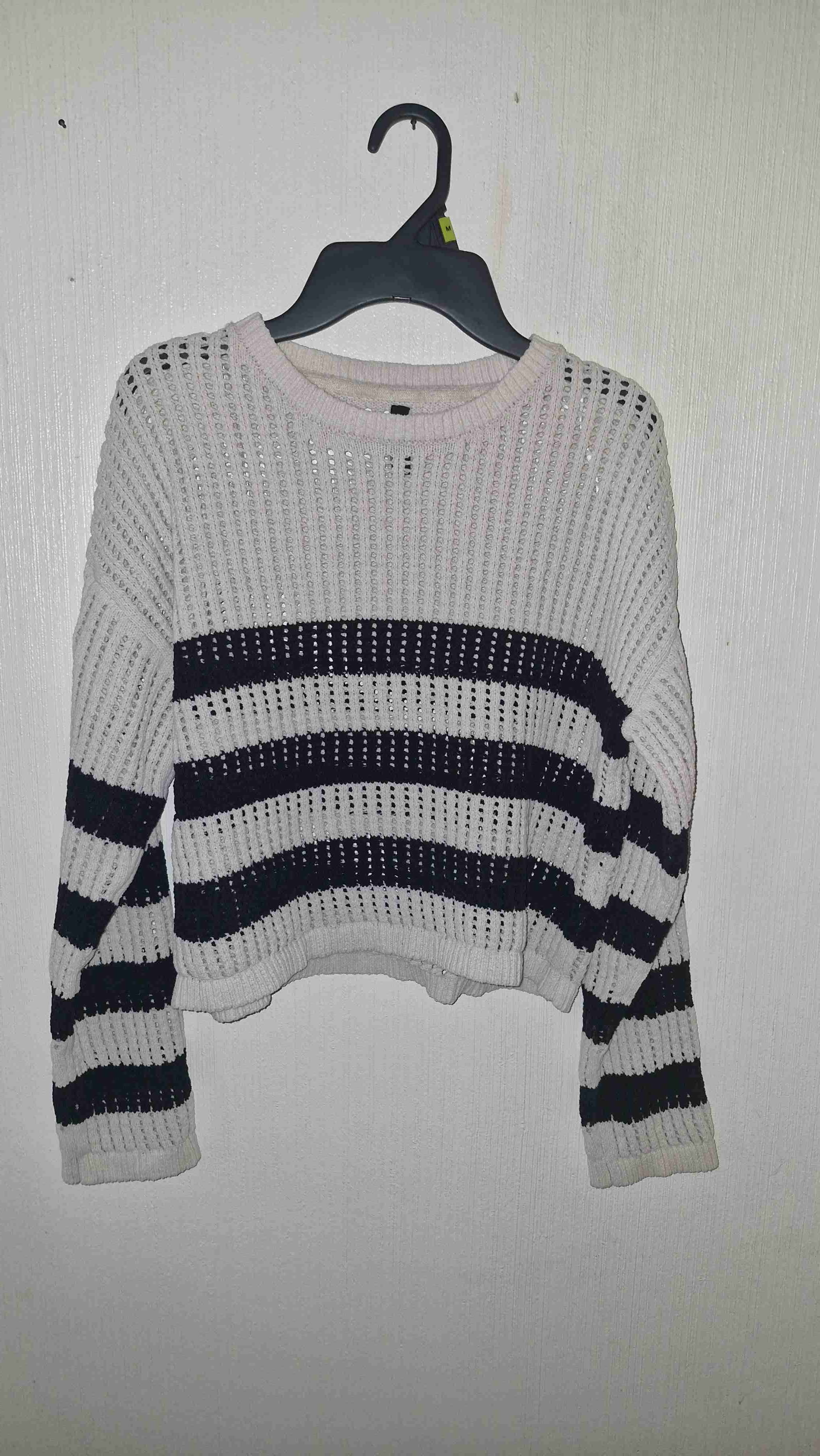 Suéter blanco con rayas negras - miniatura 1