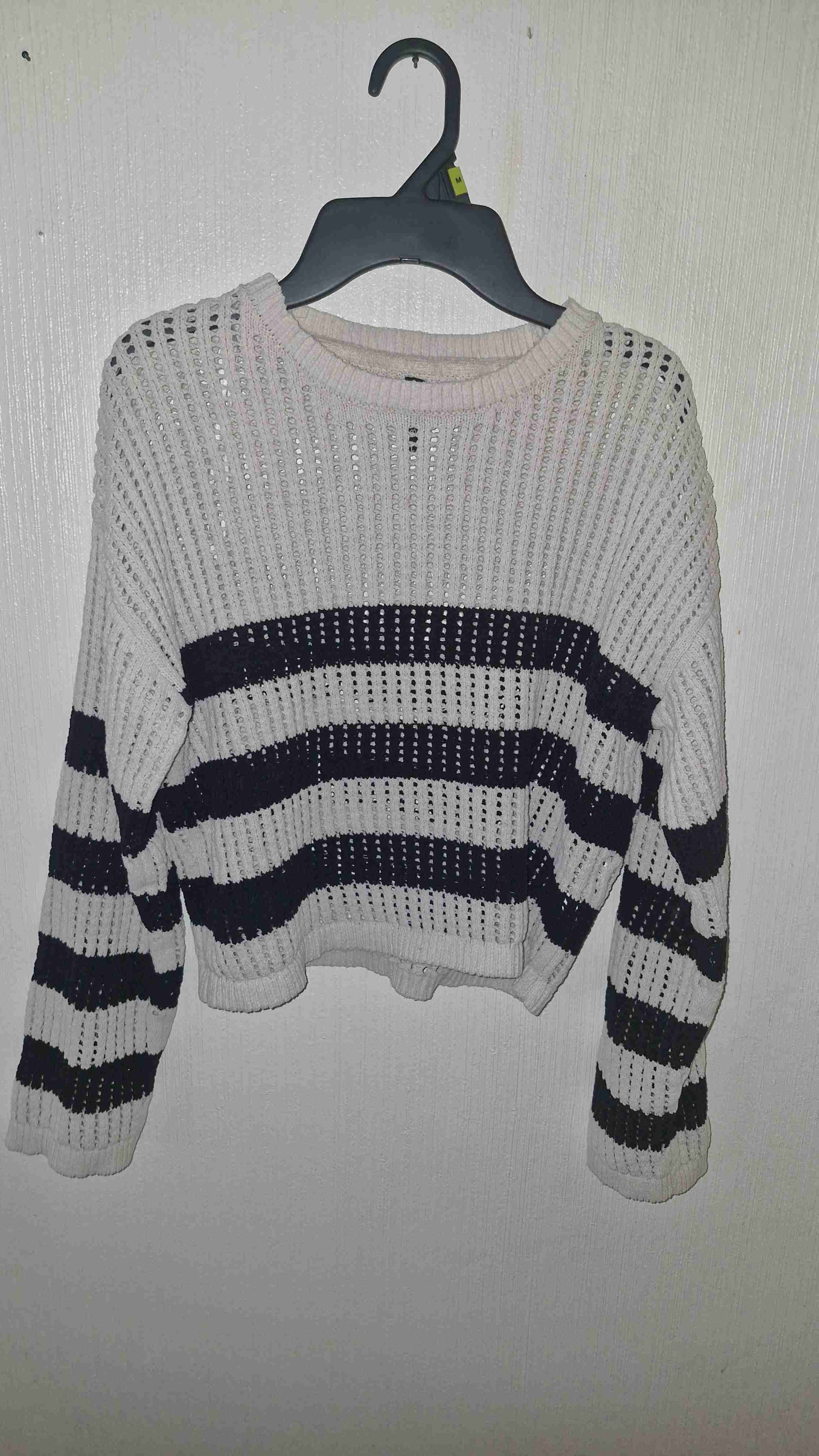 Suéter blanco con rayas negras - miniatura 2