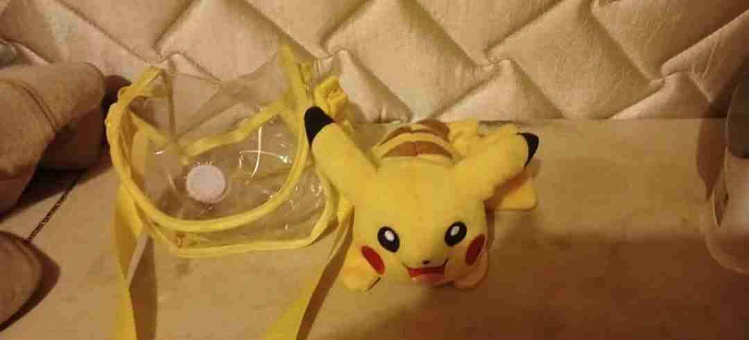 Peluche Pikachu con mochila
