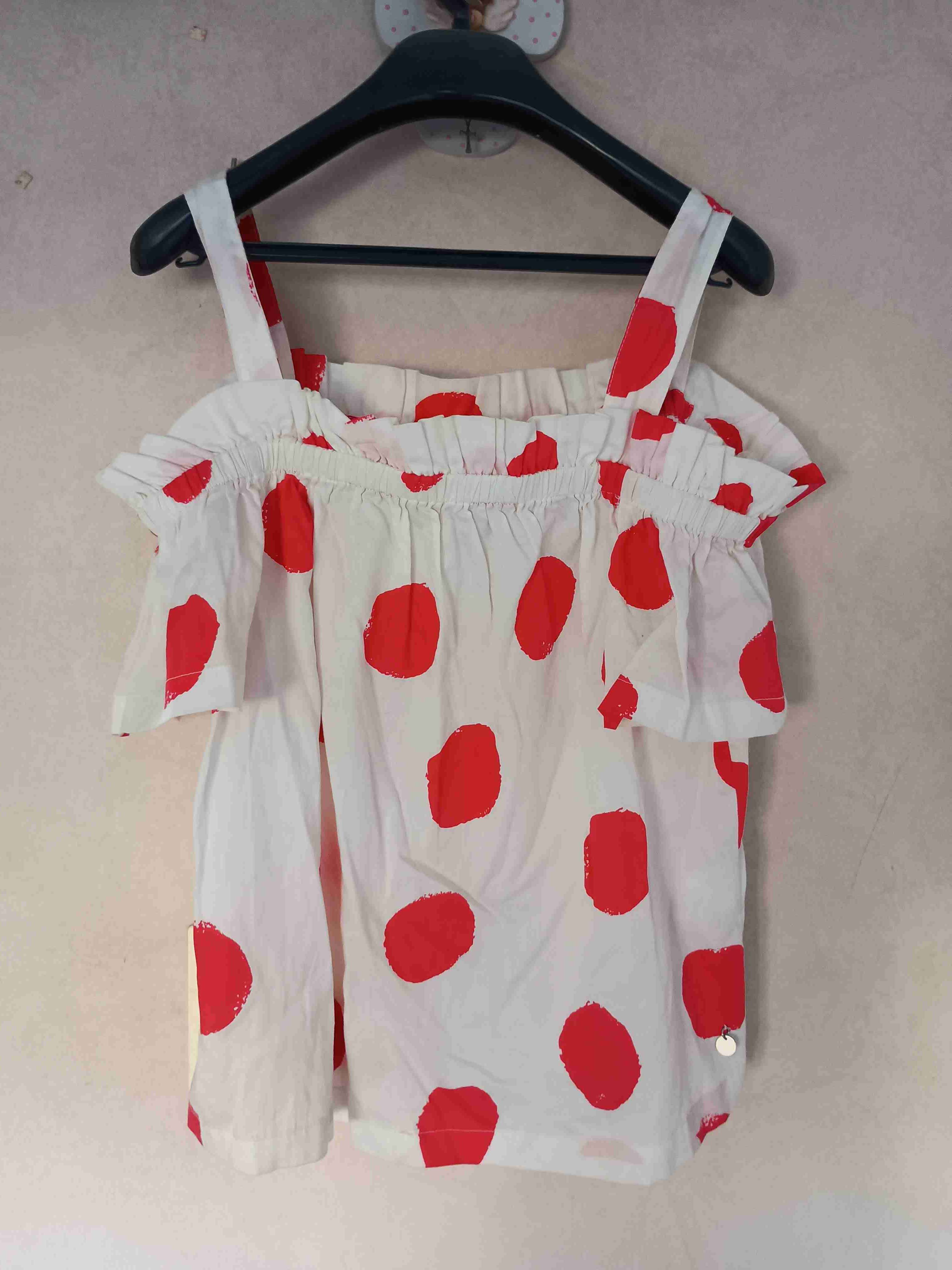 Blusa con lunares rojos