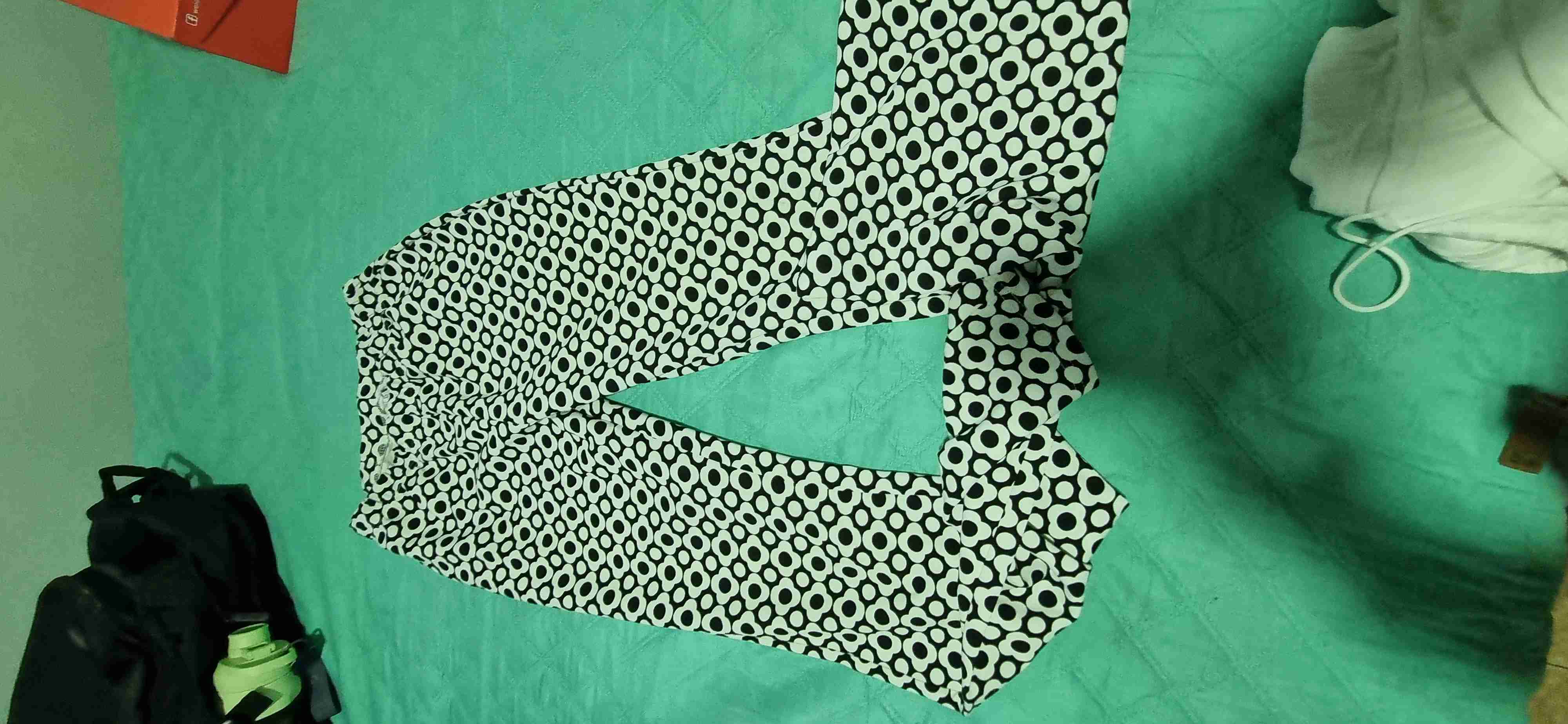 Pantalón estampado blanco y negro