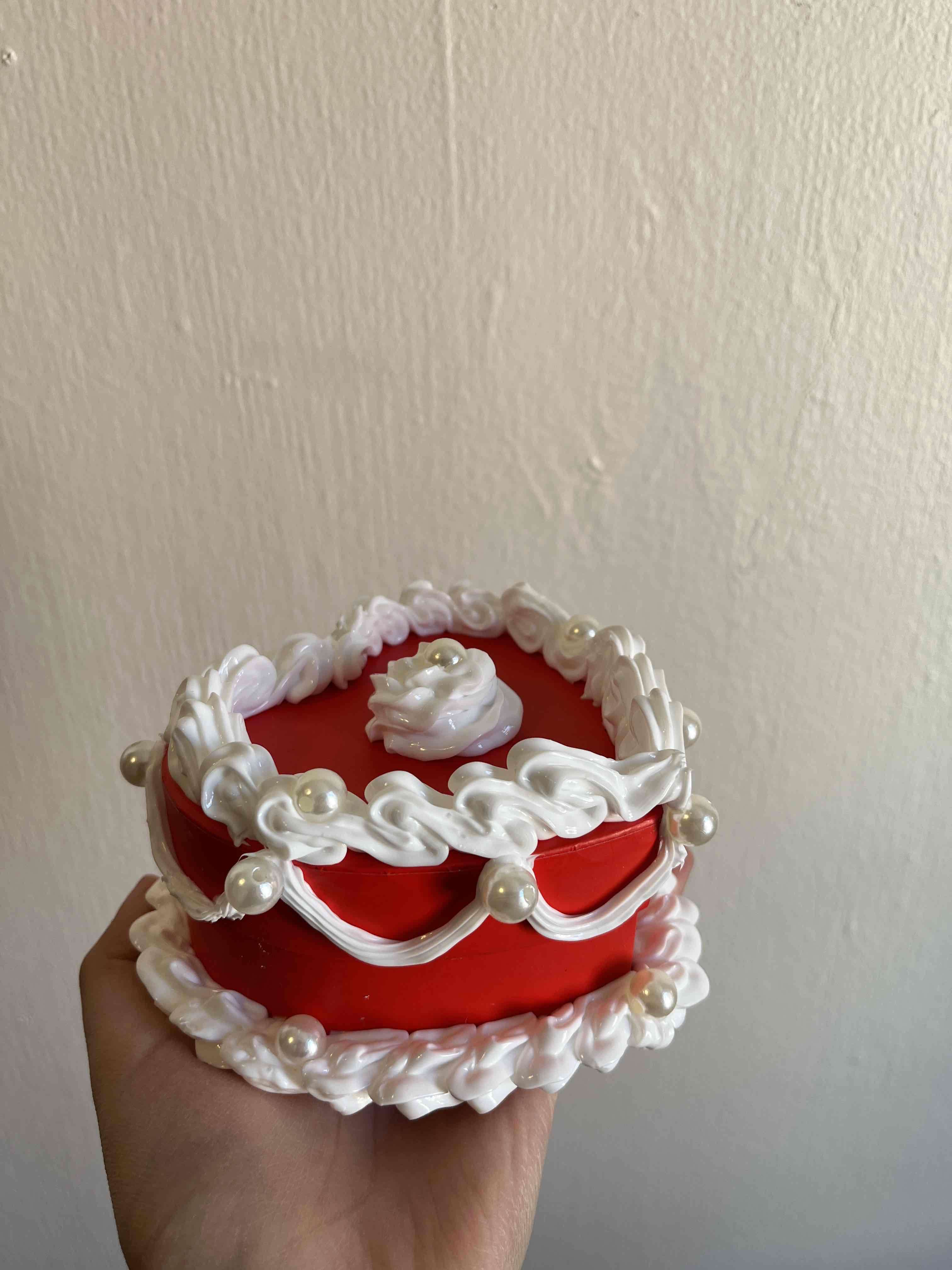 Caja decorativa forma de pastel - miniatura 1