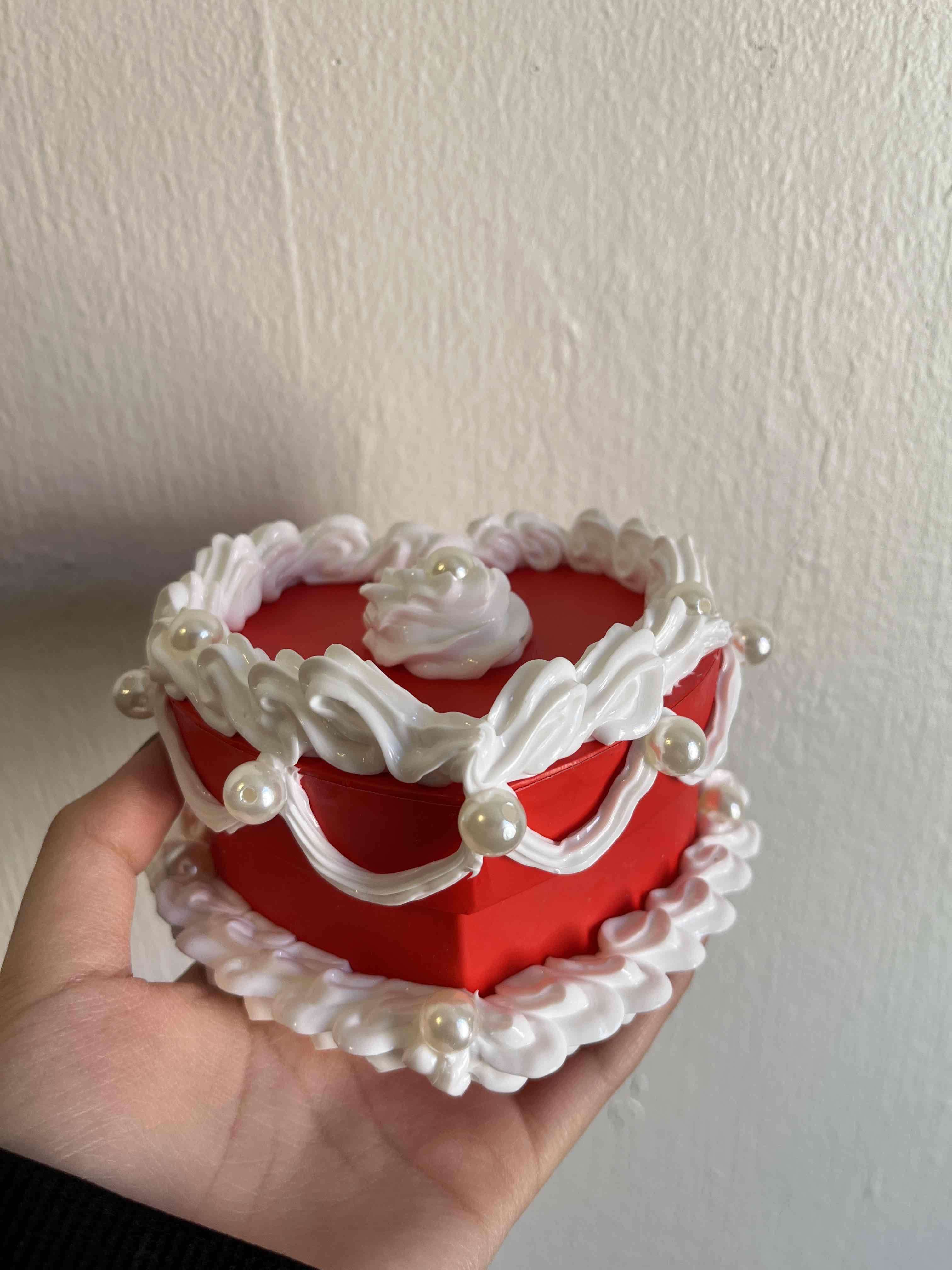 Caja decorativa forma de pastel - miniatura 2