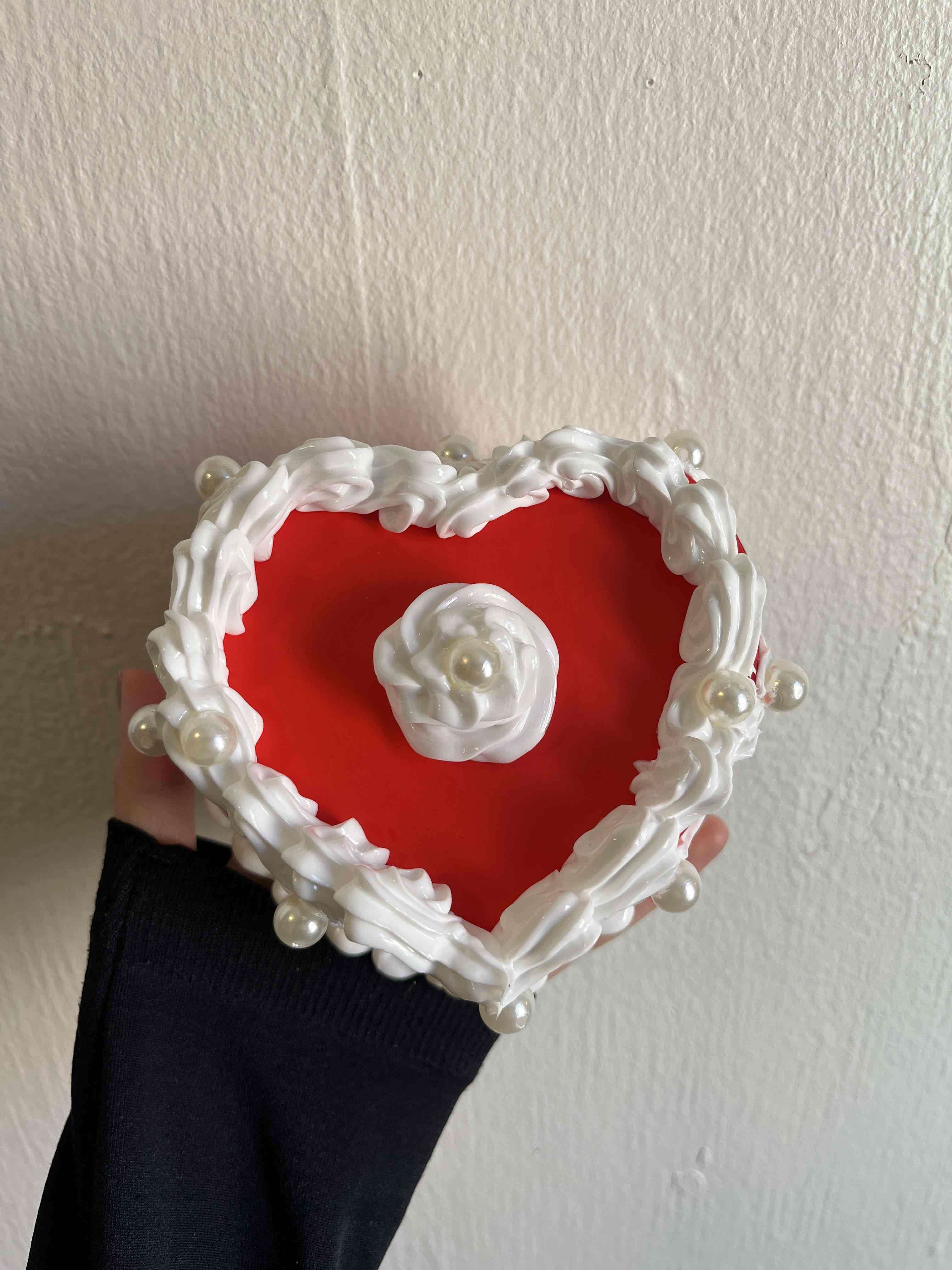 Caja decorativa forma de pastel - miniatura 3